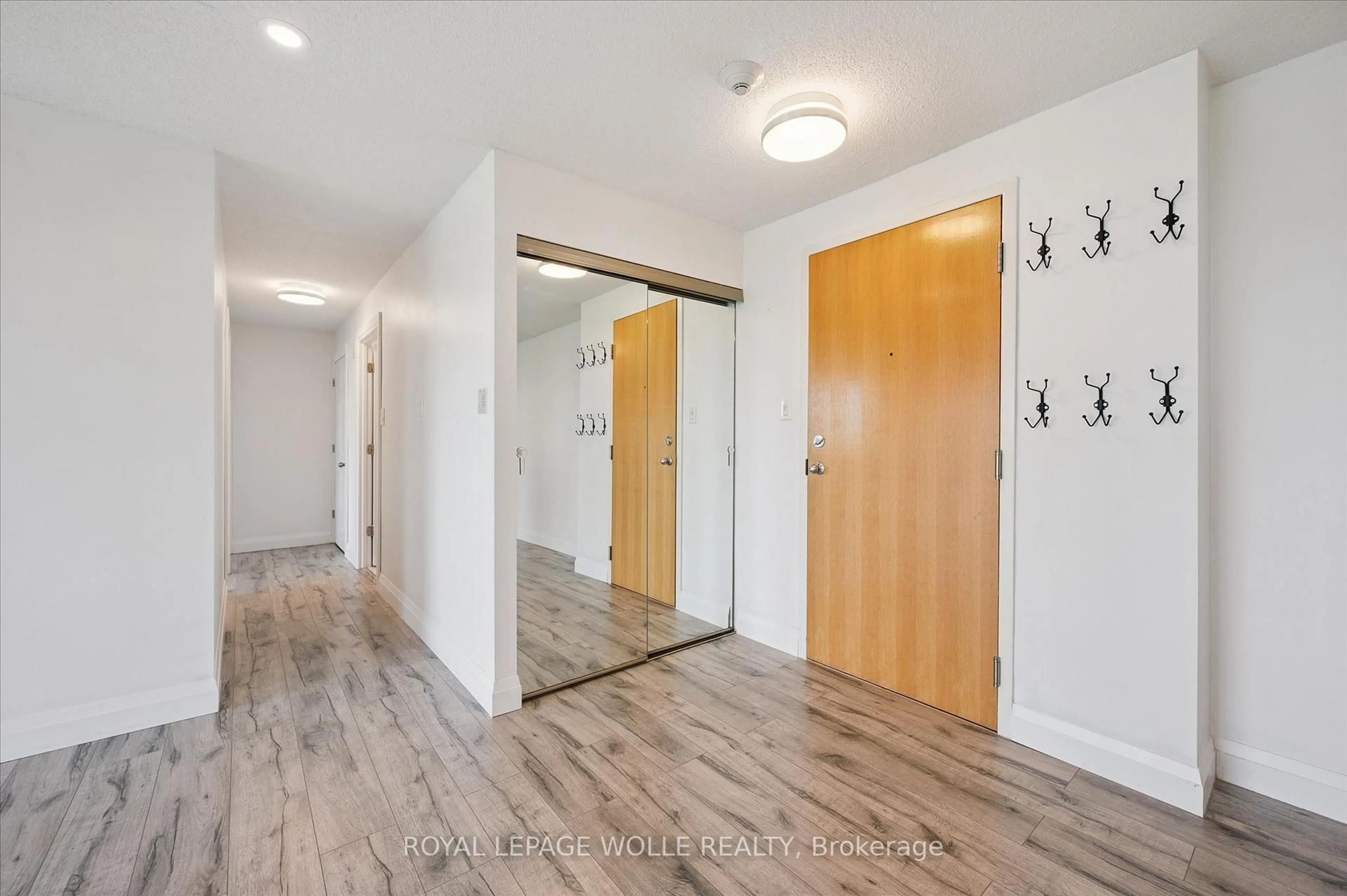 Indoor entryway for 55 Blue Springs Dr #706, Waterloo Ontario N2J 4T3