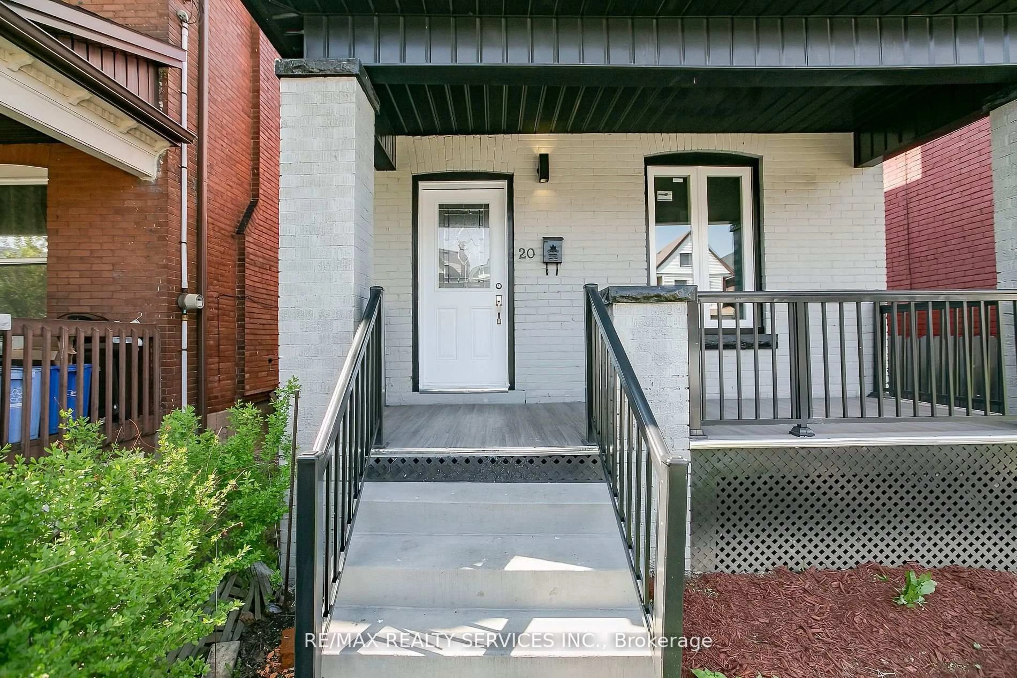 Indoor entryway for 20 Somerset Ave, Hamilton Ontario L8L 2L5