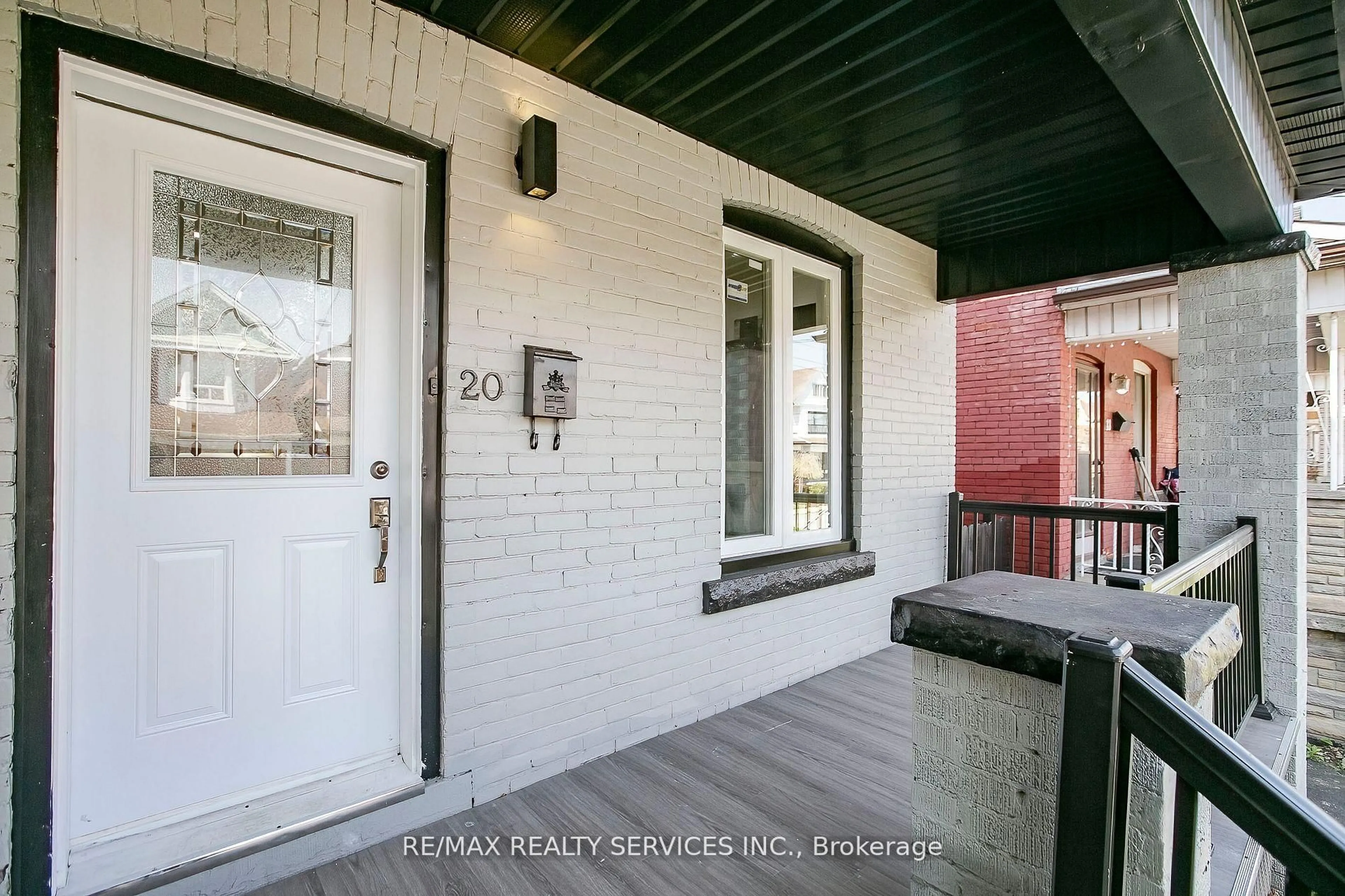 Indoor entryway for 20 Somerset Ave, Hamilton Ontario L8L 2L5