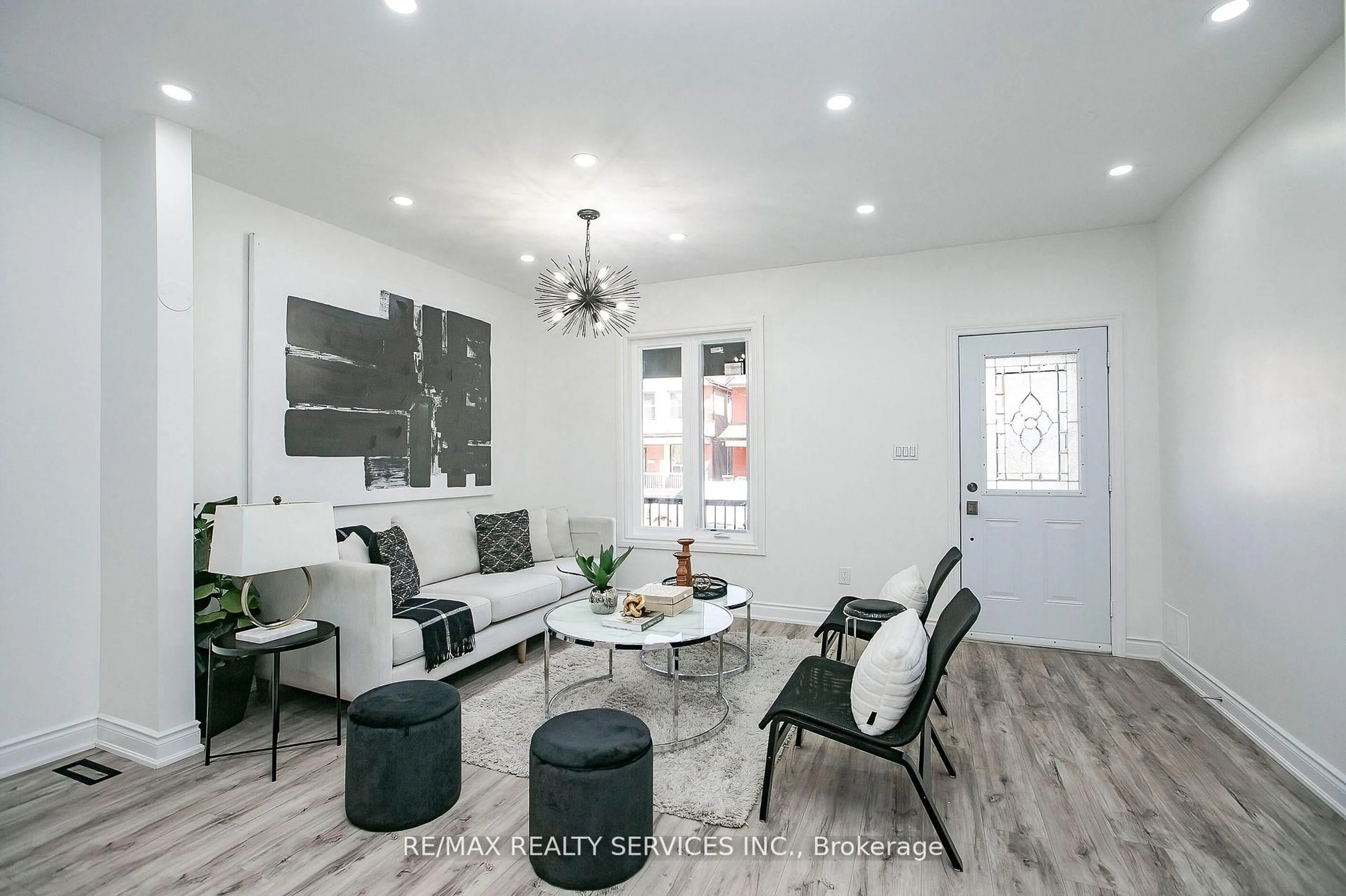 Living room with furniture, unknown for 20 Somerset Ave, Hamilton Ontario L8L 2L5