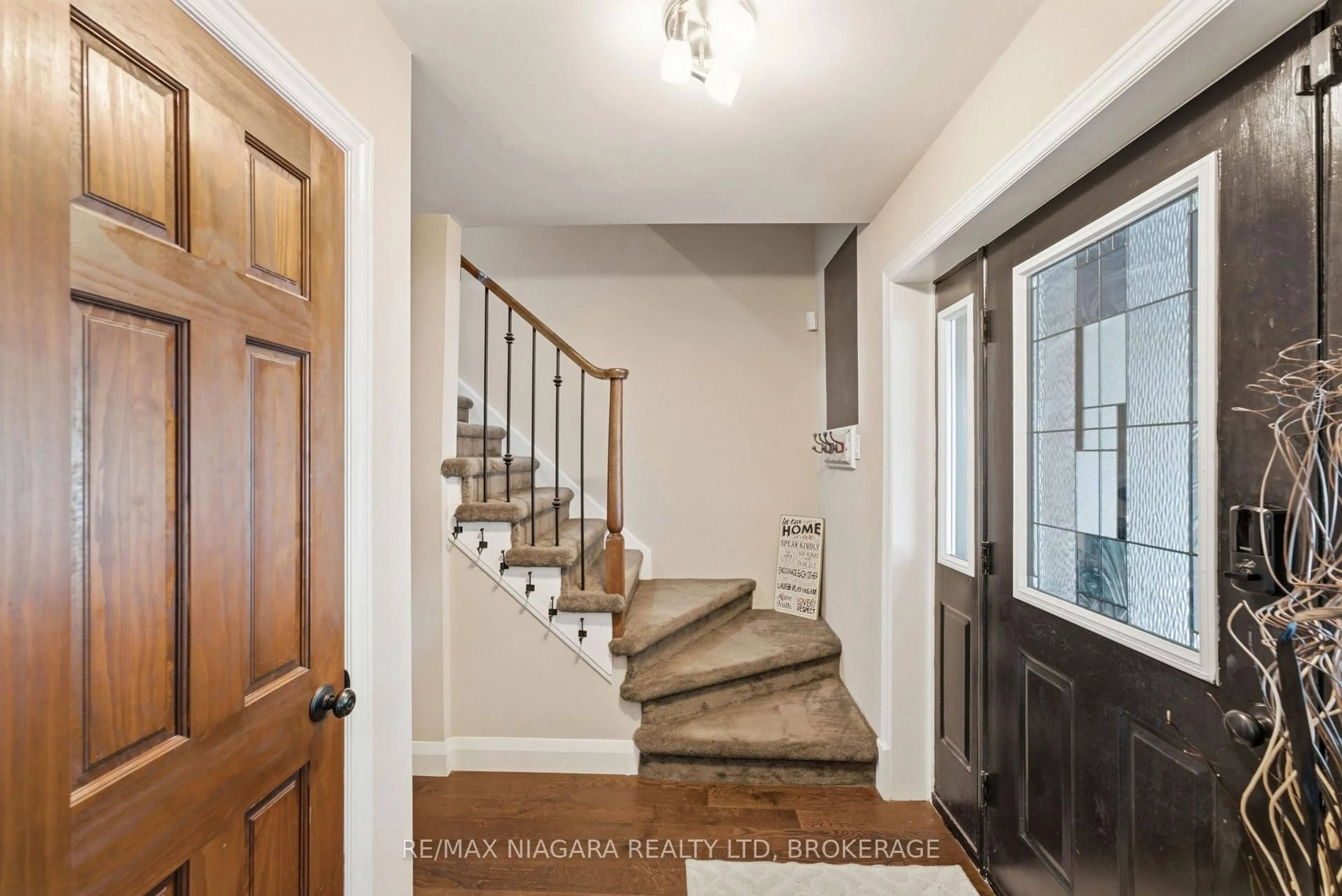 Indoor entryway for 9 Beechnut Crt, Pelham Ontario L0S 1E2