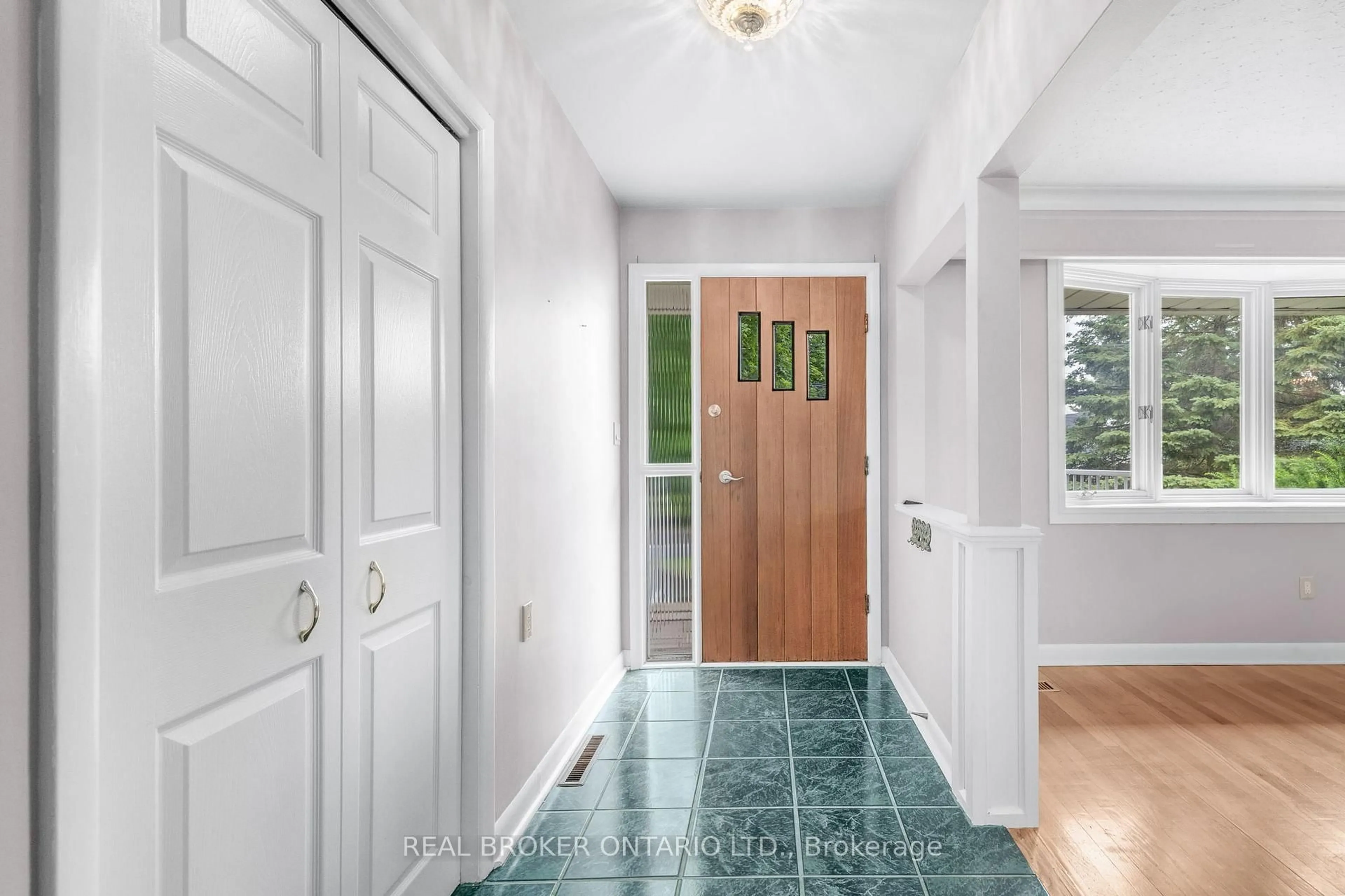Indoor entryway for 300 Country St, Almonte Ontario K0A 1A0