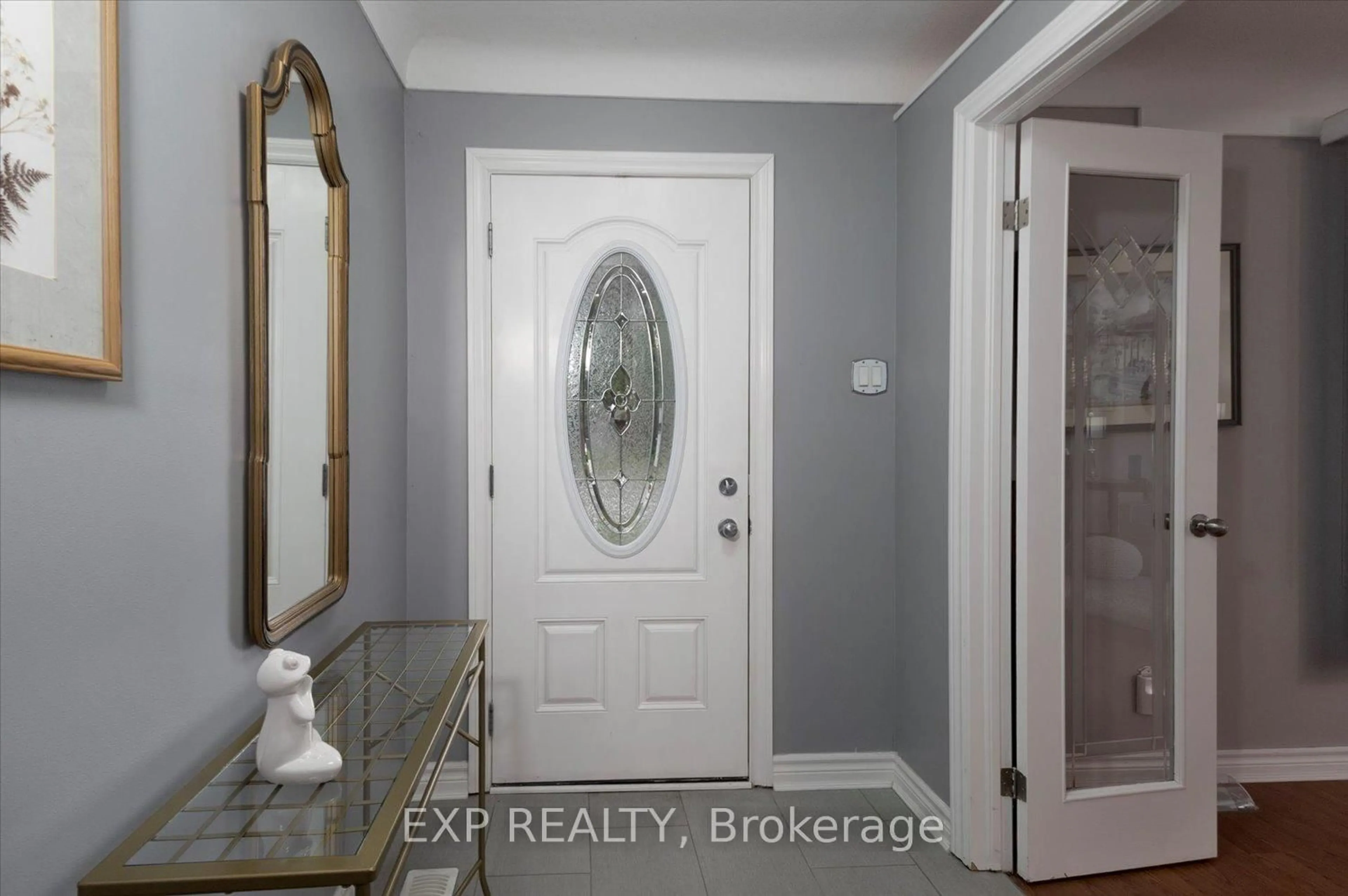 Indoor entryway for 14 The Birches St, London South Ontario N5Z 4G2