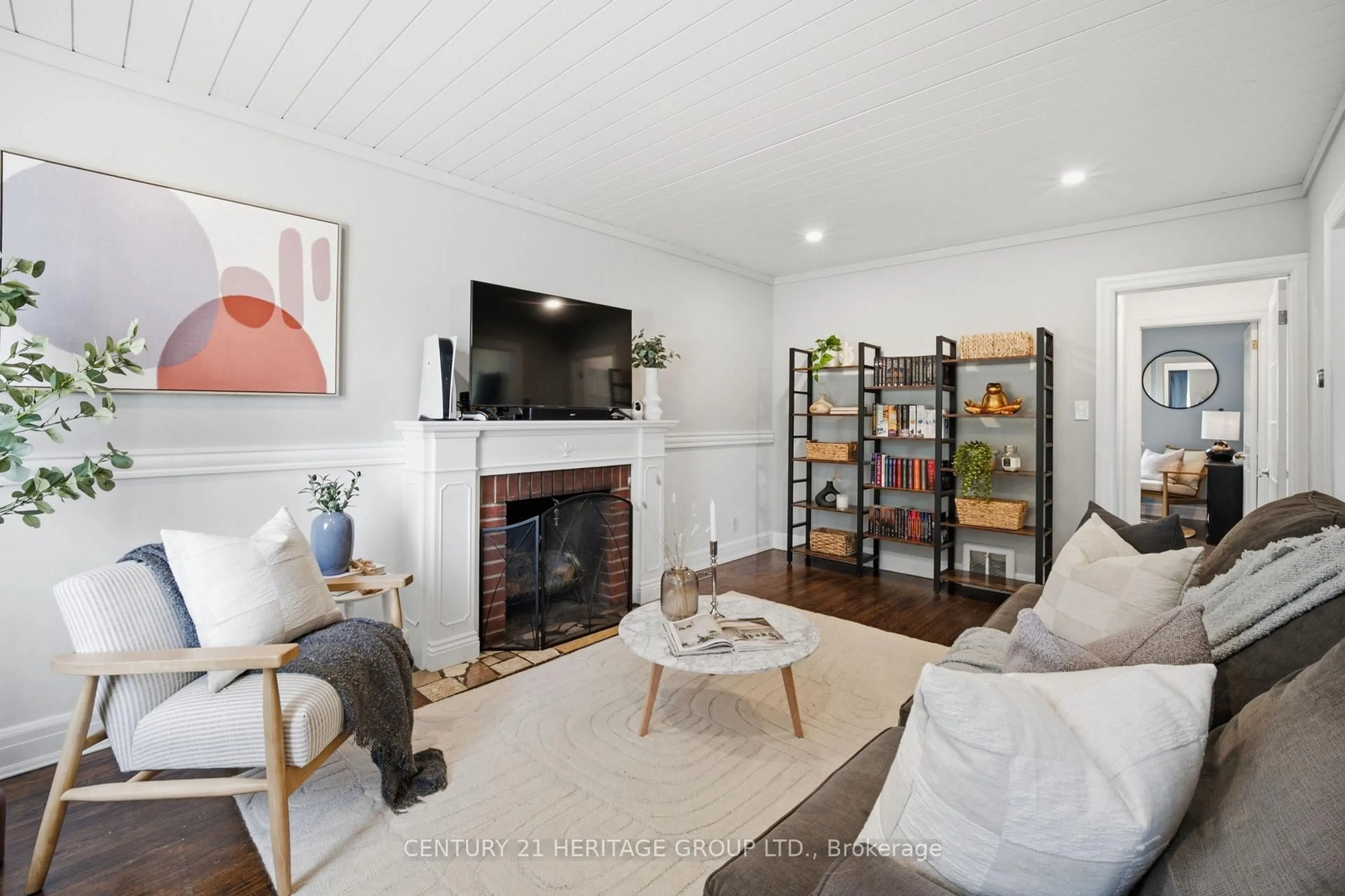 Living room with furniture, unknown for 47 Brucedale Ave, Hamilton Ontario L9A 1N1