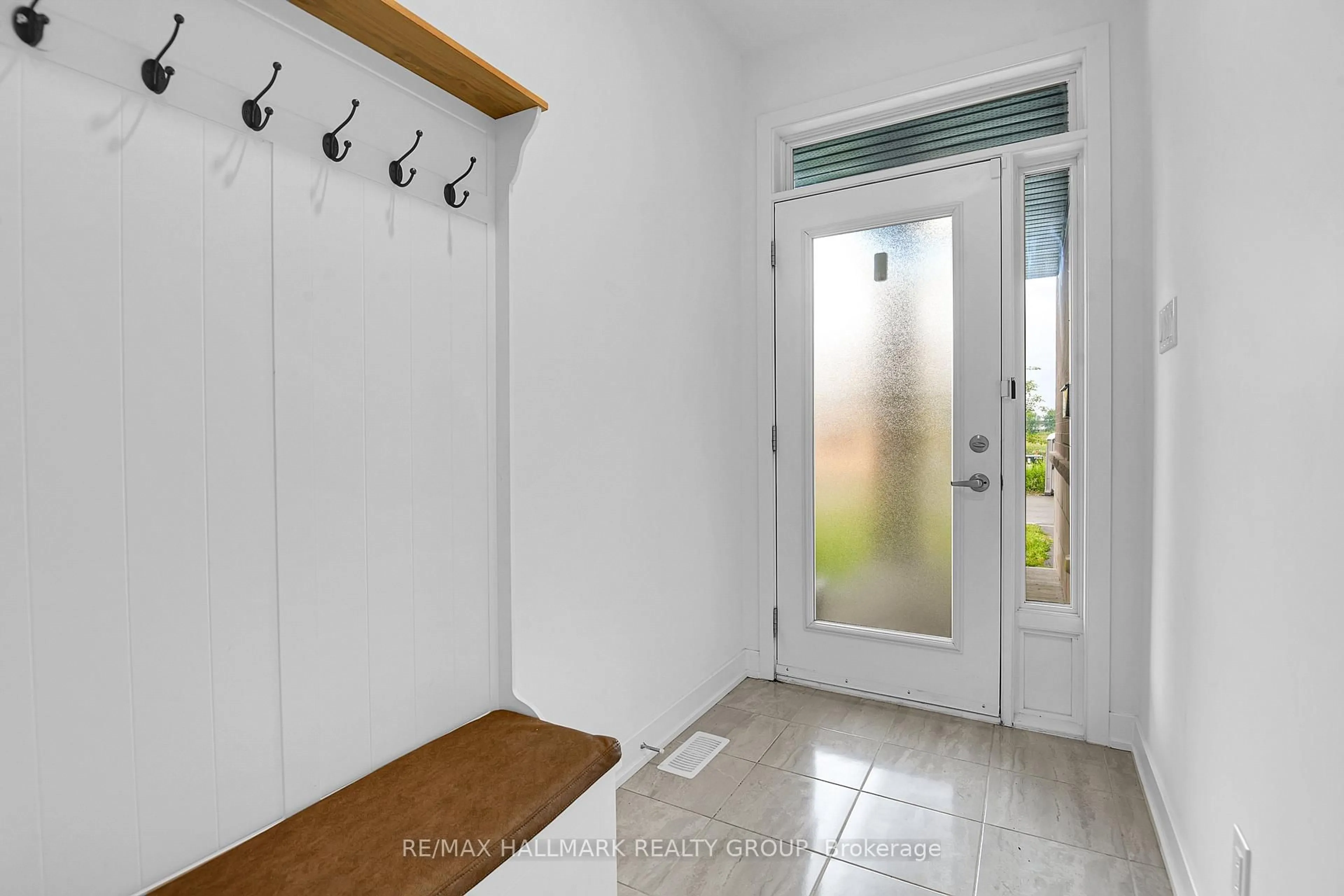 Indoor entryway for 23 Peony Lane, Manotick Ontario K4M 0M3