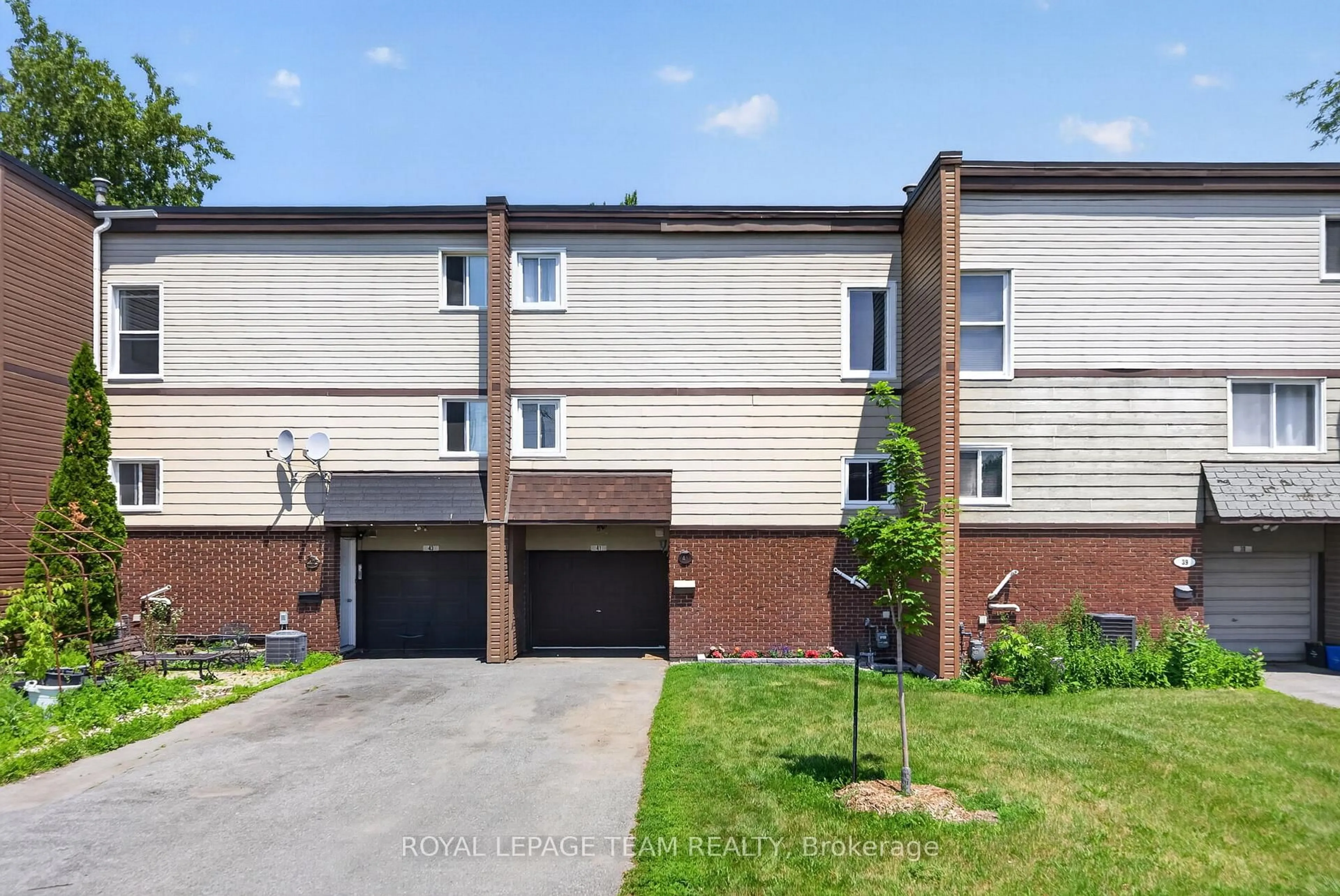 A pic from outside/outdoor area/front of a property/back of a property/a pic from drone, street for 41 Longwood Ave, Ottawa Ontario K2H 6G5