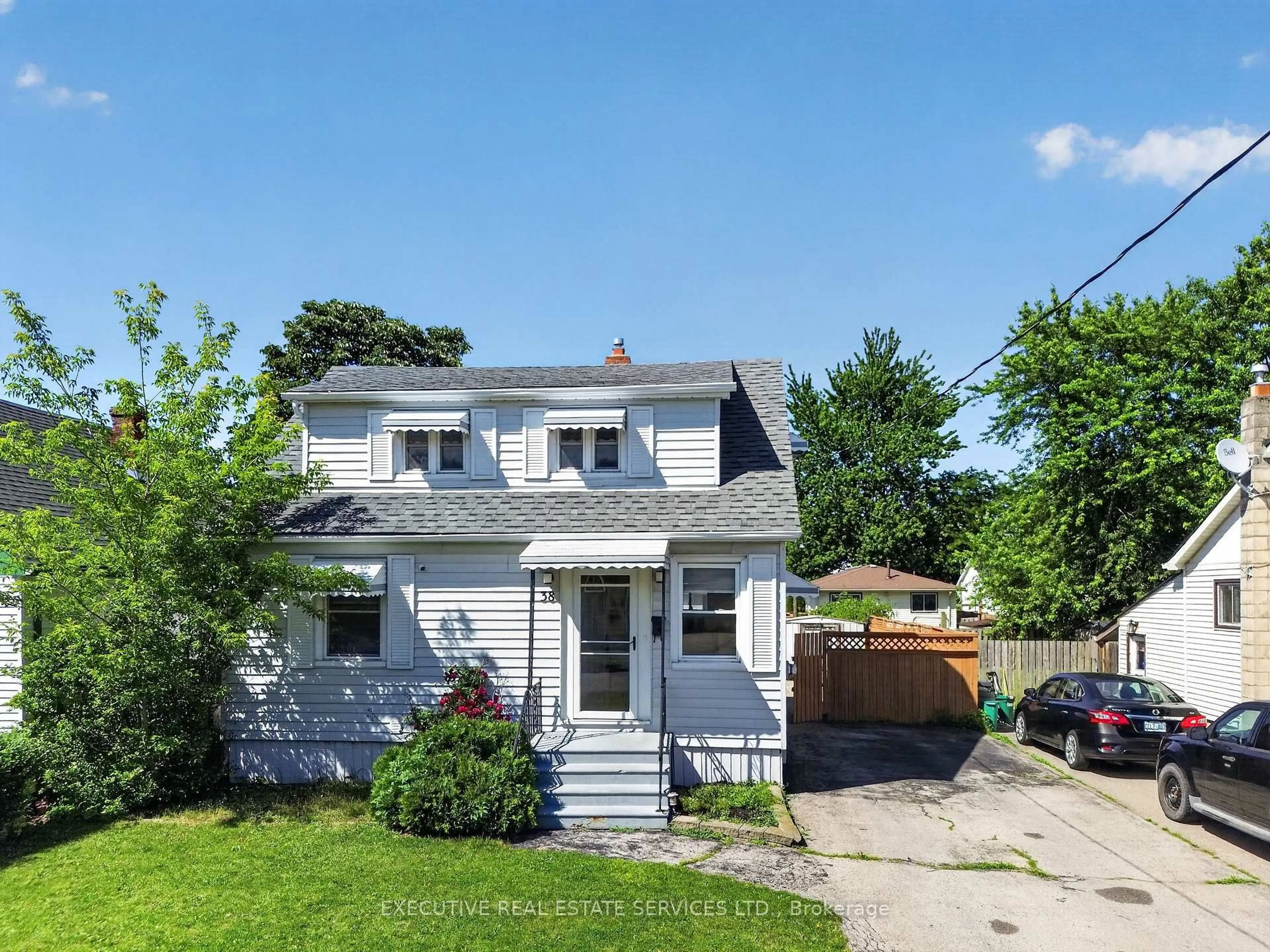 Home with vinyl exterior material, street for 38 Parker St, St. Catharines Ontario L2S 1C5