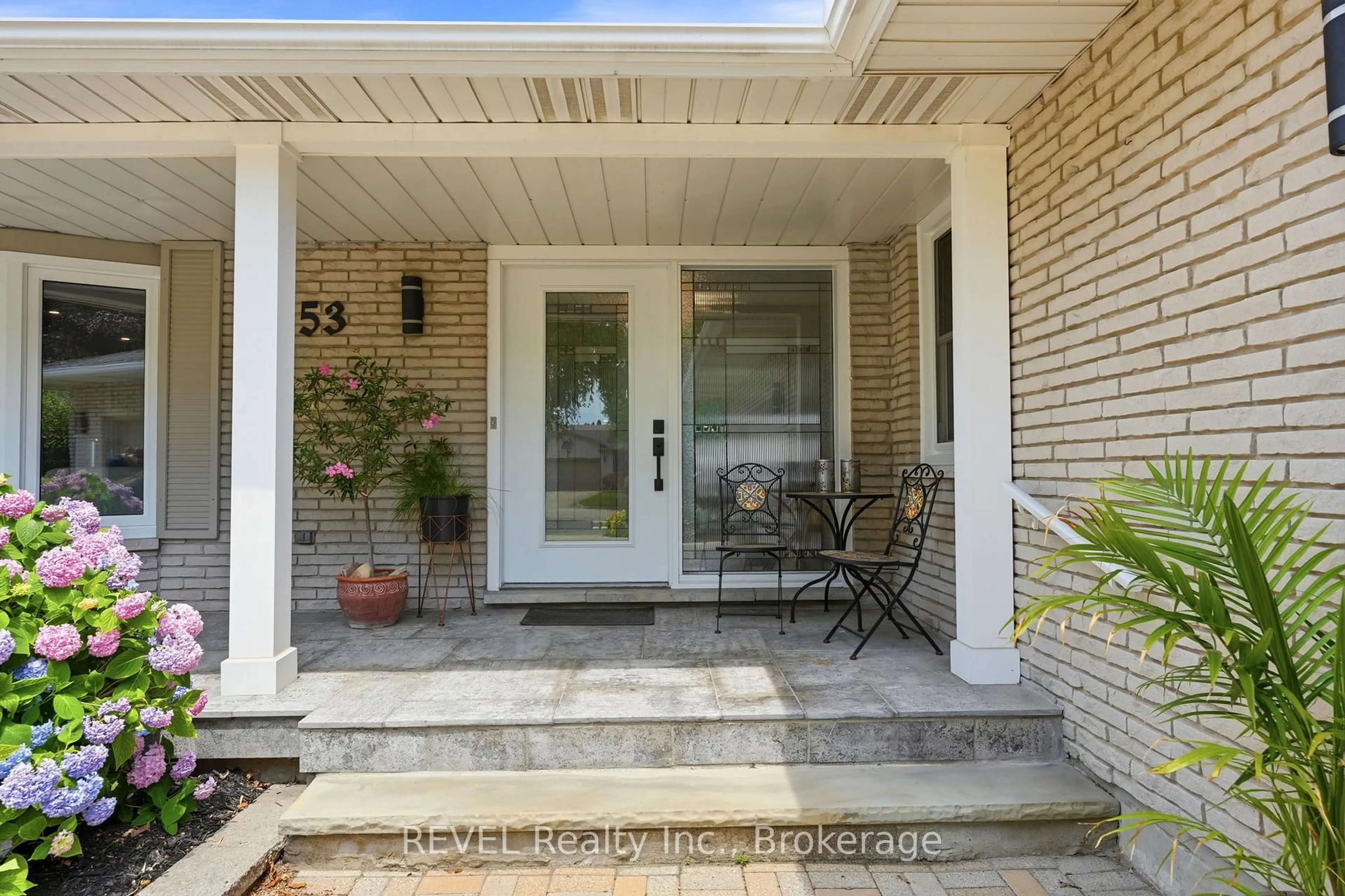 Indoor entryway for 53 Beachview Dr, St. Catharines Ontario L2N 3W4
