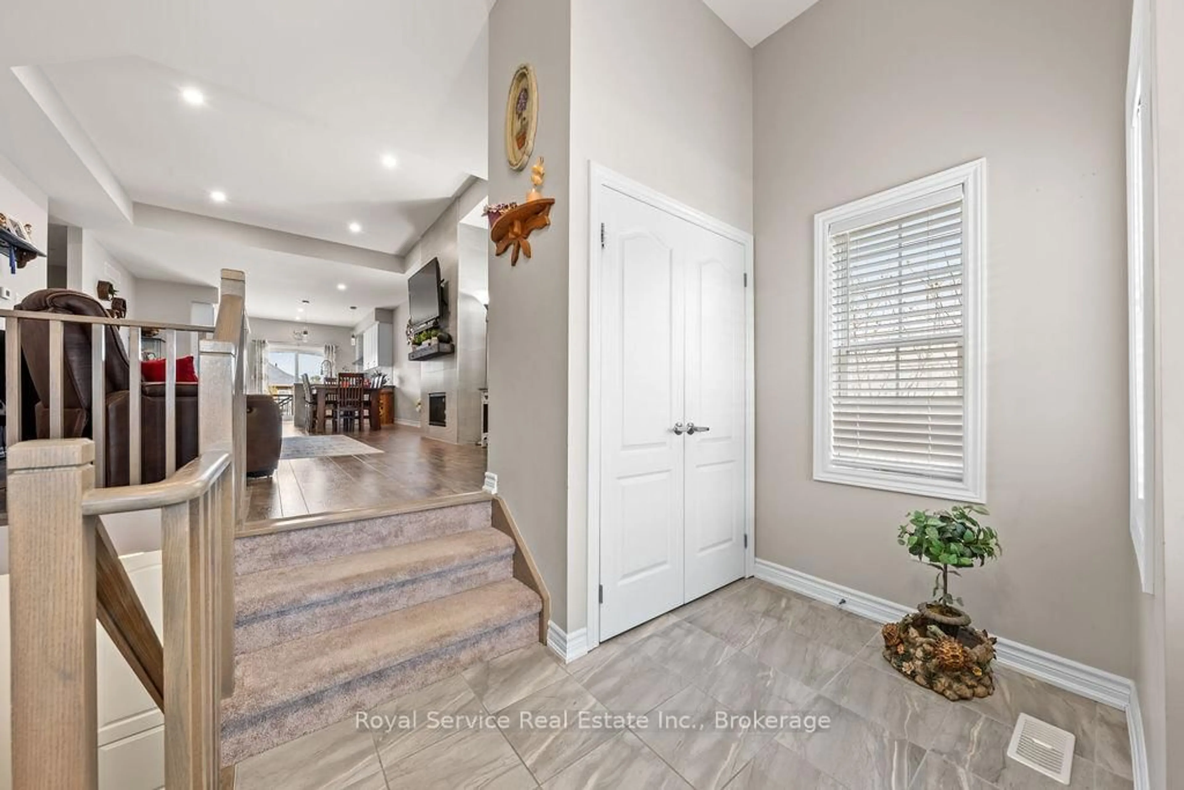 Indoor entryway for 257 Morgan St, Cobourg Ontario K9A 0L5