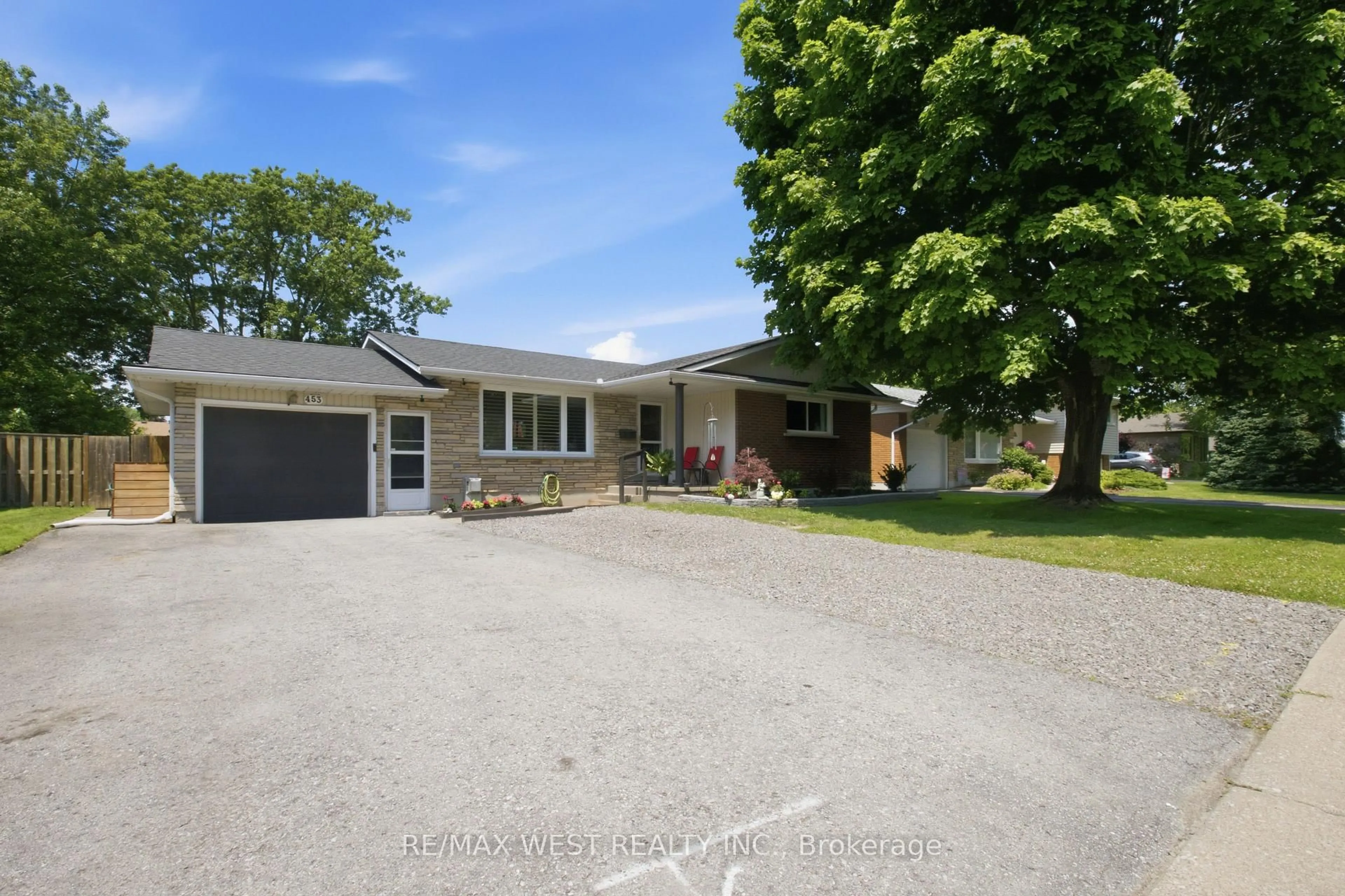 A pic from outside/outdoor area/front of a property/back of a property/a pic from drone, street for 453 Leonard Ave, Welland Ontario L3C 3A2