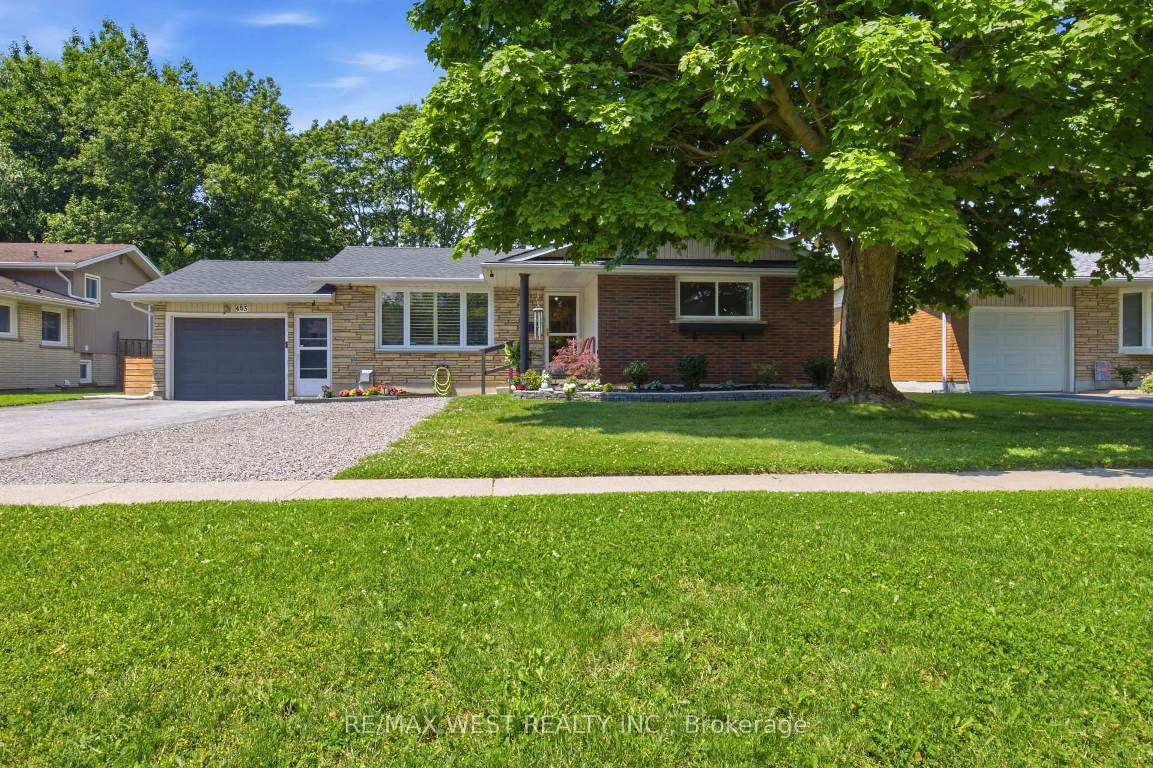 Home with brick exterior material, street for 453 Leonard Ave, Welland Ontario L3C 3A2