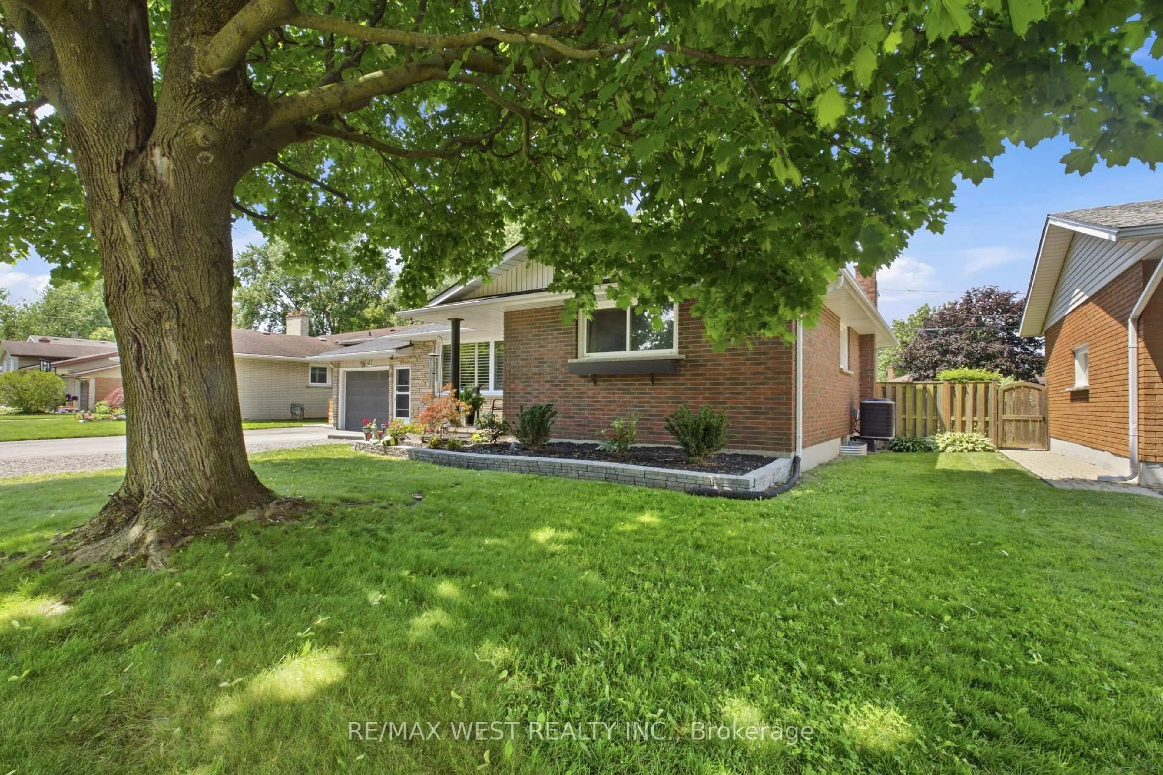 Home with brick exterior material, street for 453 Leonard Ave, Welland Ontario L3C 3A2