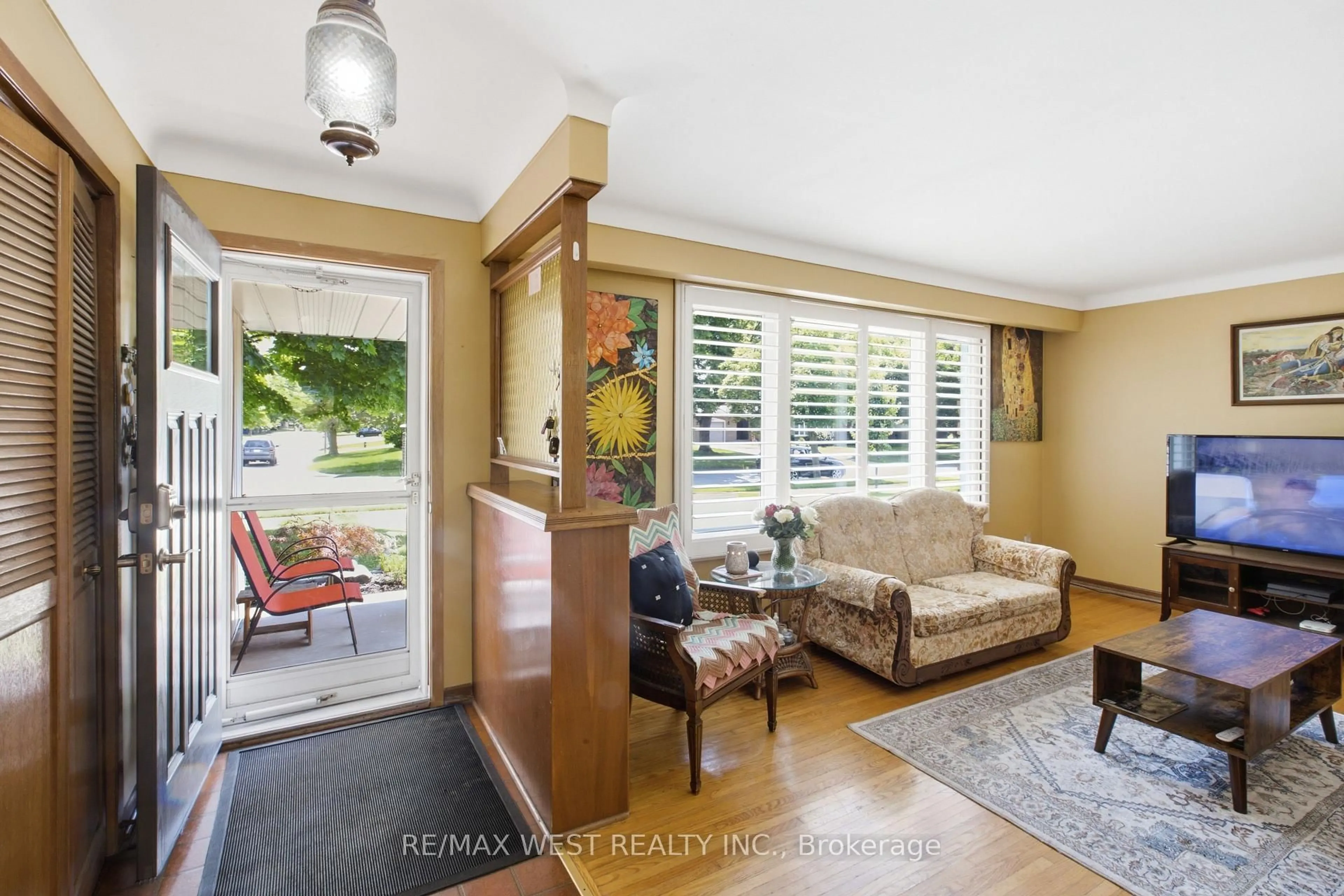 Indoor entryway for 453 Leonard Ave, Welland Ontario L3C 3A2