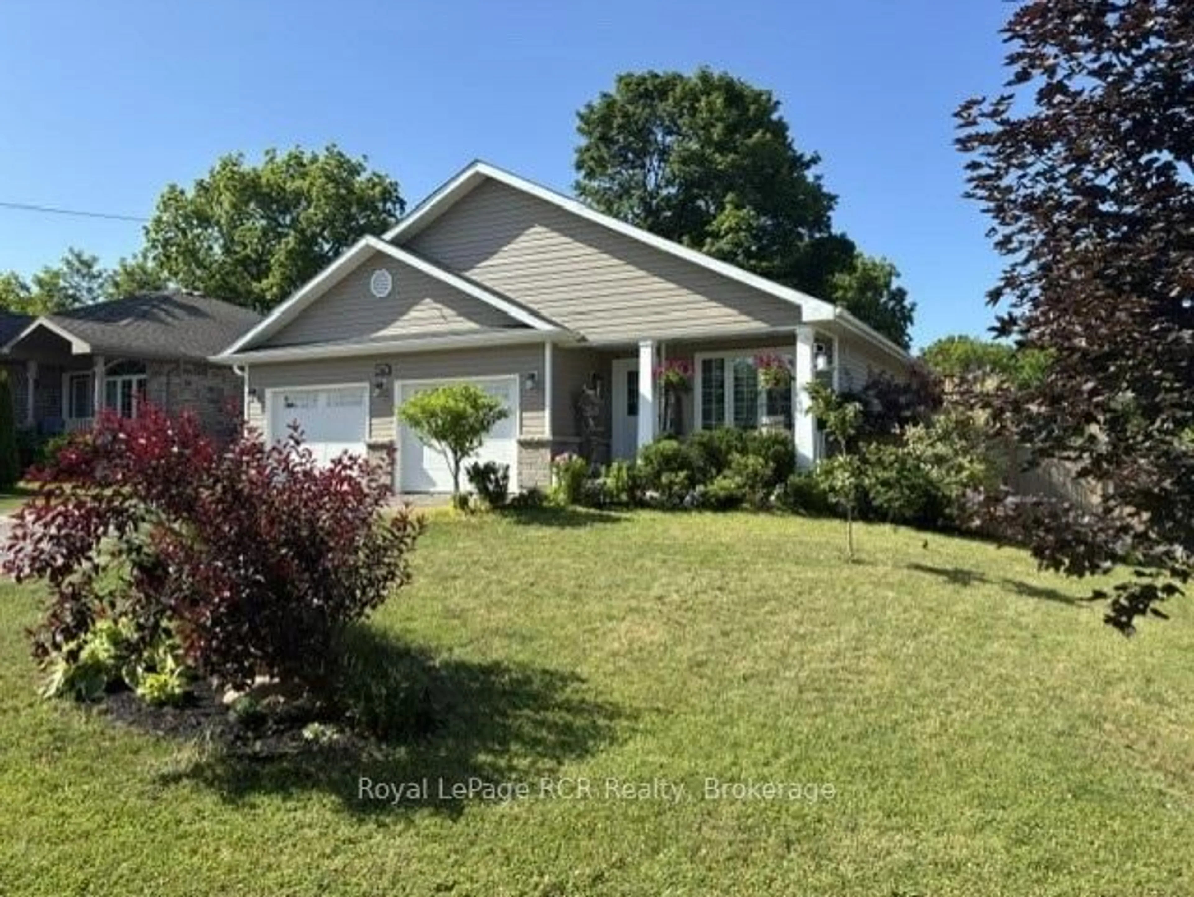Home with vinyl exterior material, street for 724 Elgin St, Saugeen Shores Ontario N0H 2C0