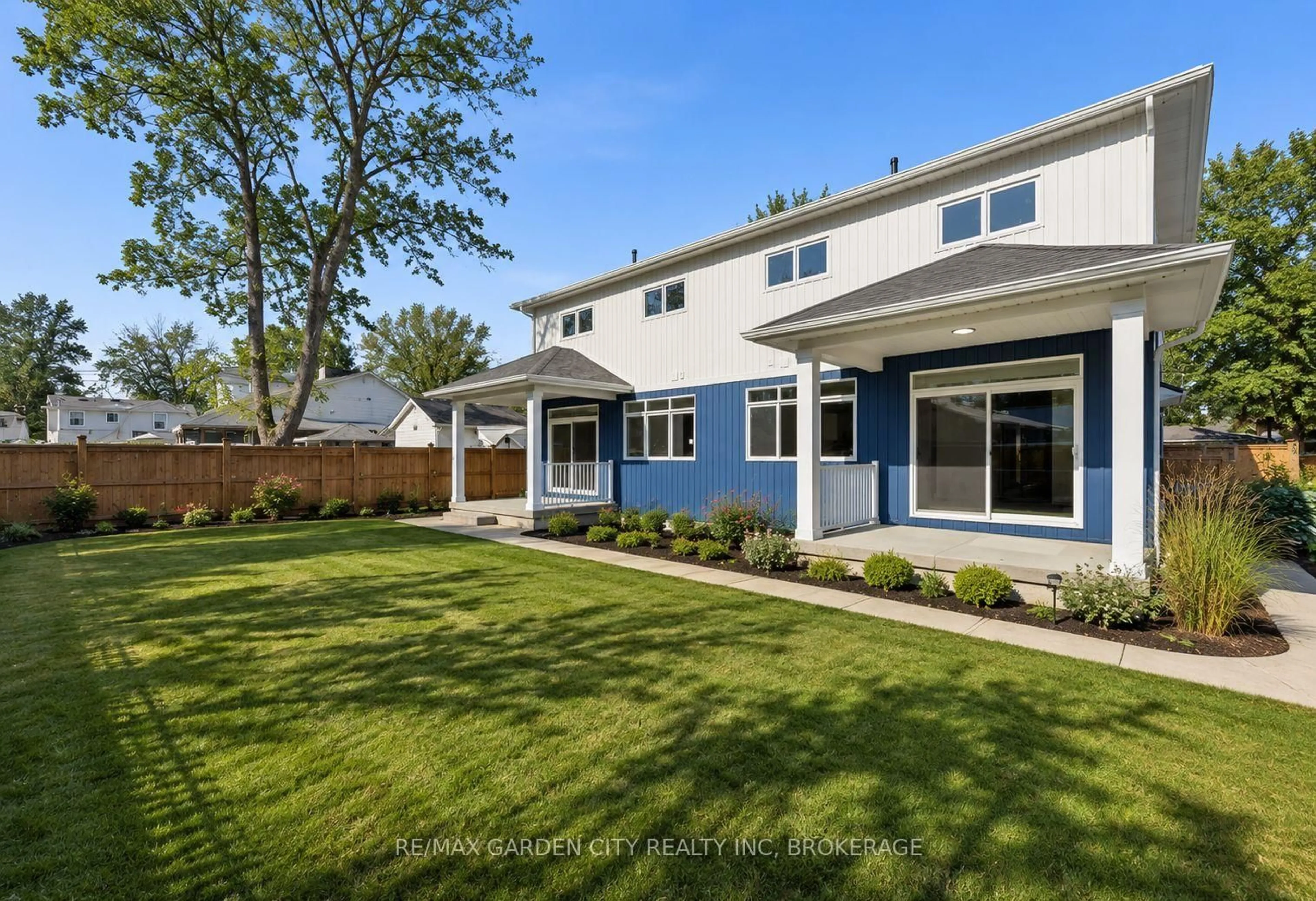 Home with vinyl exterior material, street for 3689 ELM St, Fort Erie Ontario L0S 1N0