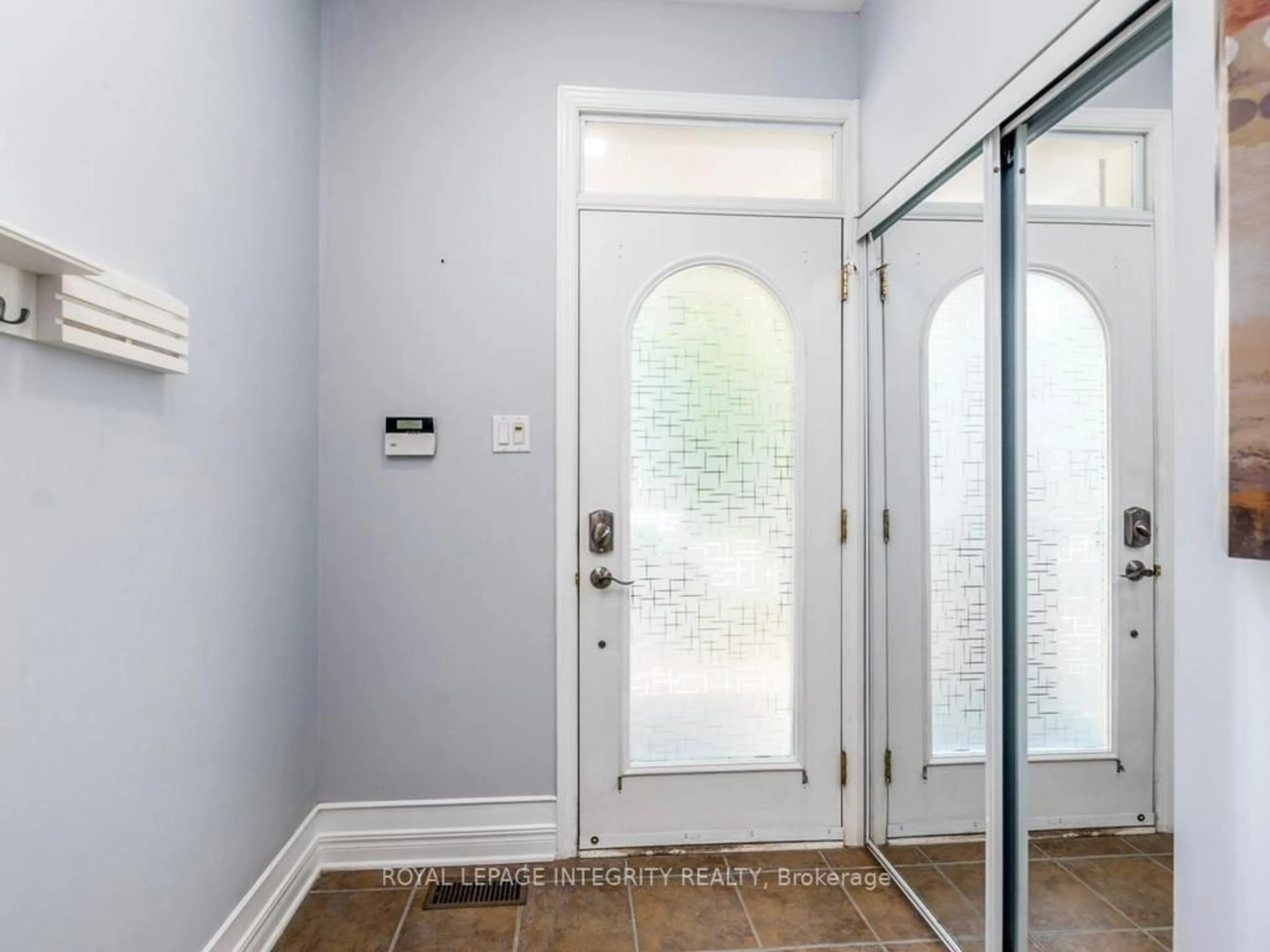 Indoor entryway for 64 Stedman St, Ottawa Ontario K1T 4G7