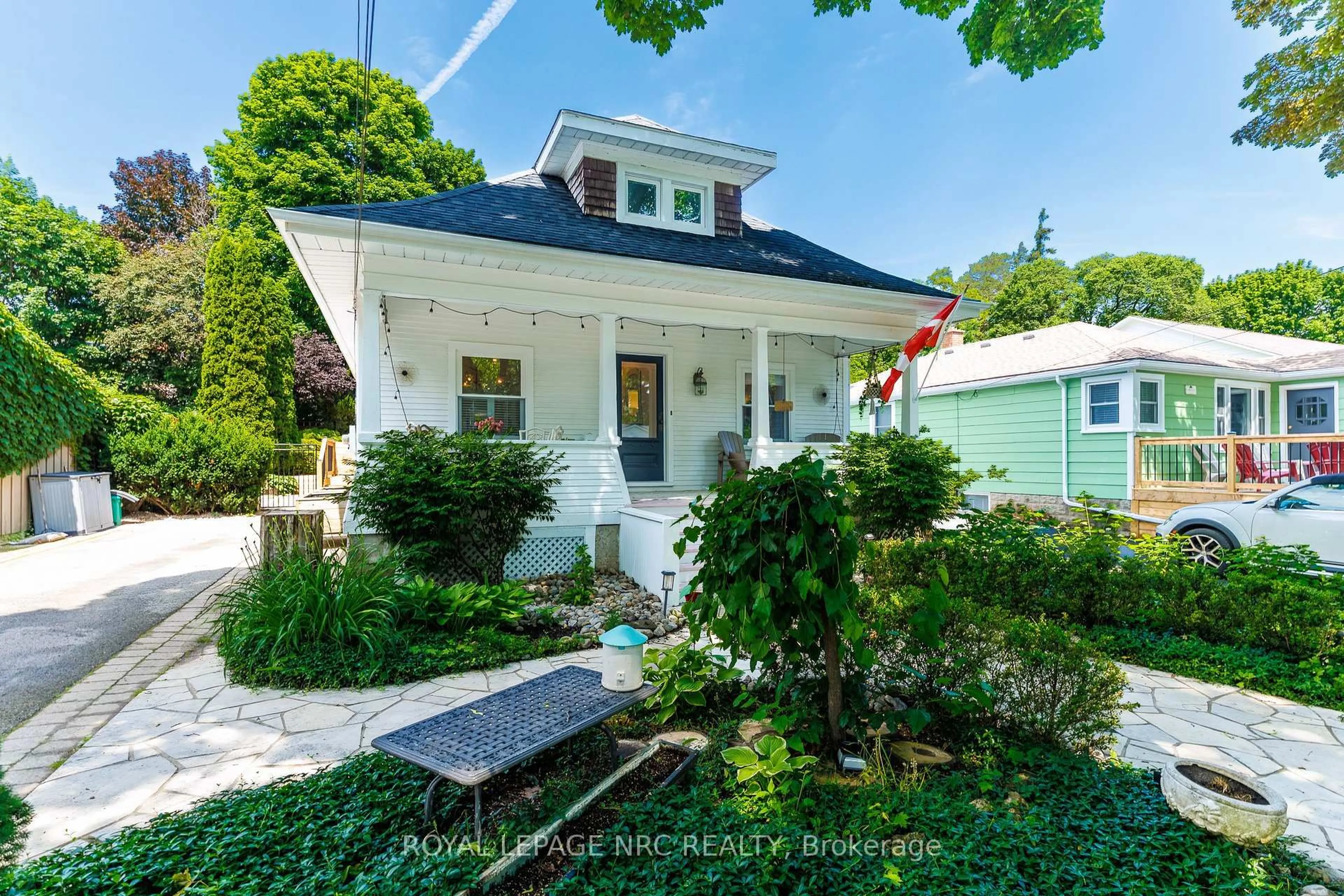 Home with vinyl exterior material, street for 133 Regent St, Niagara-on-the-Lake Ontario L0S 1J0