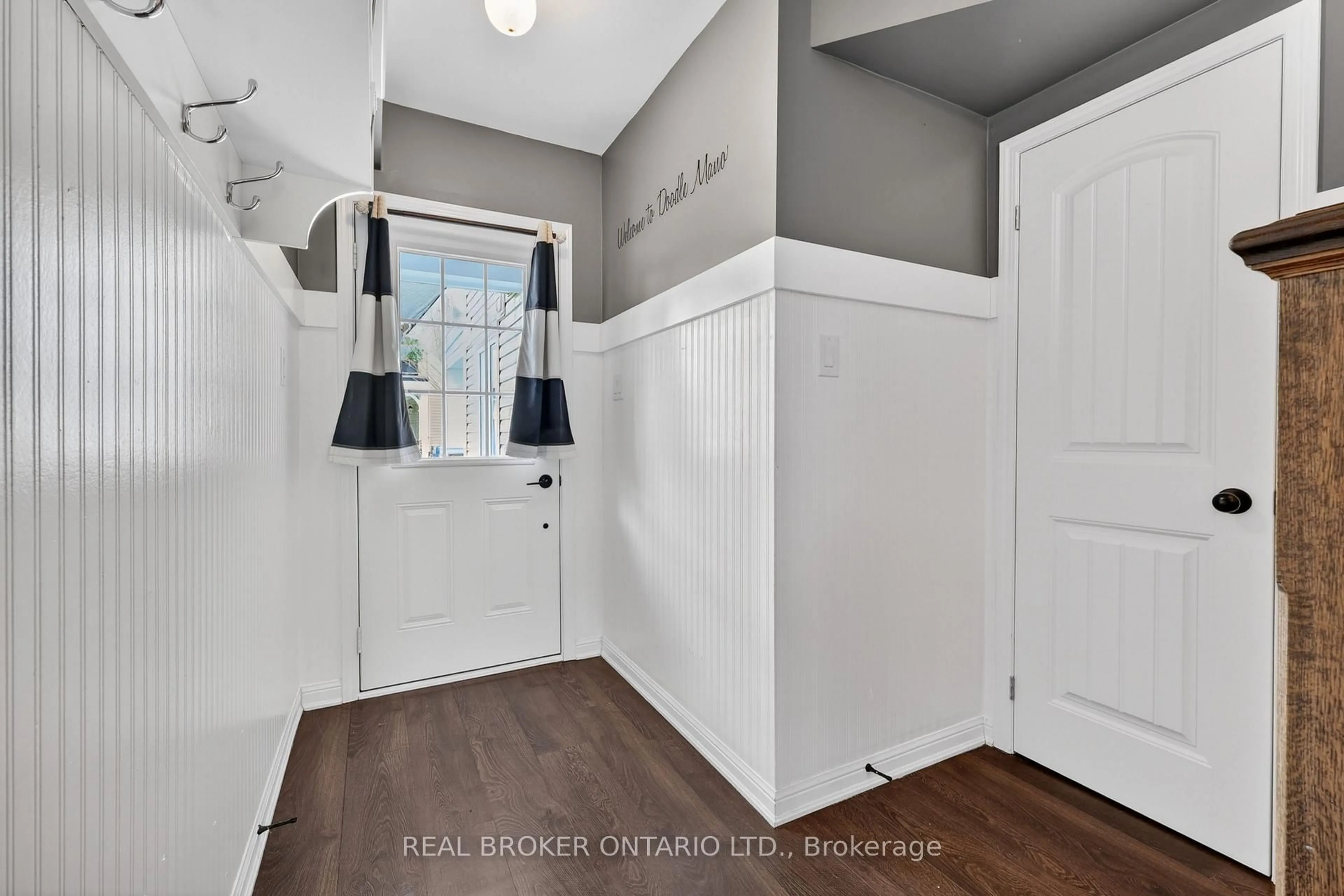 Indoor entryway for 11 Mulligan Lane, Georgian Bay Ontario L0K 1S0