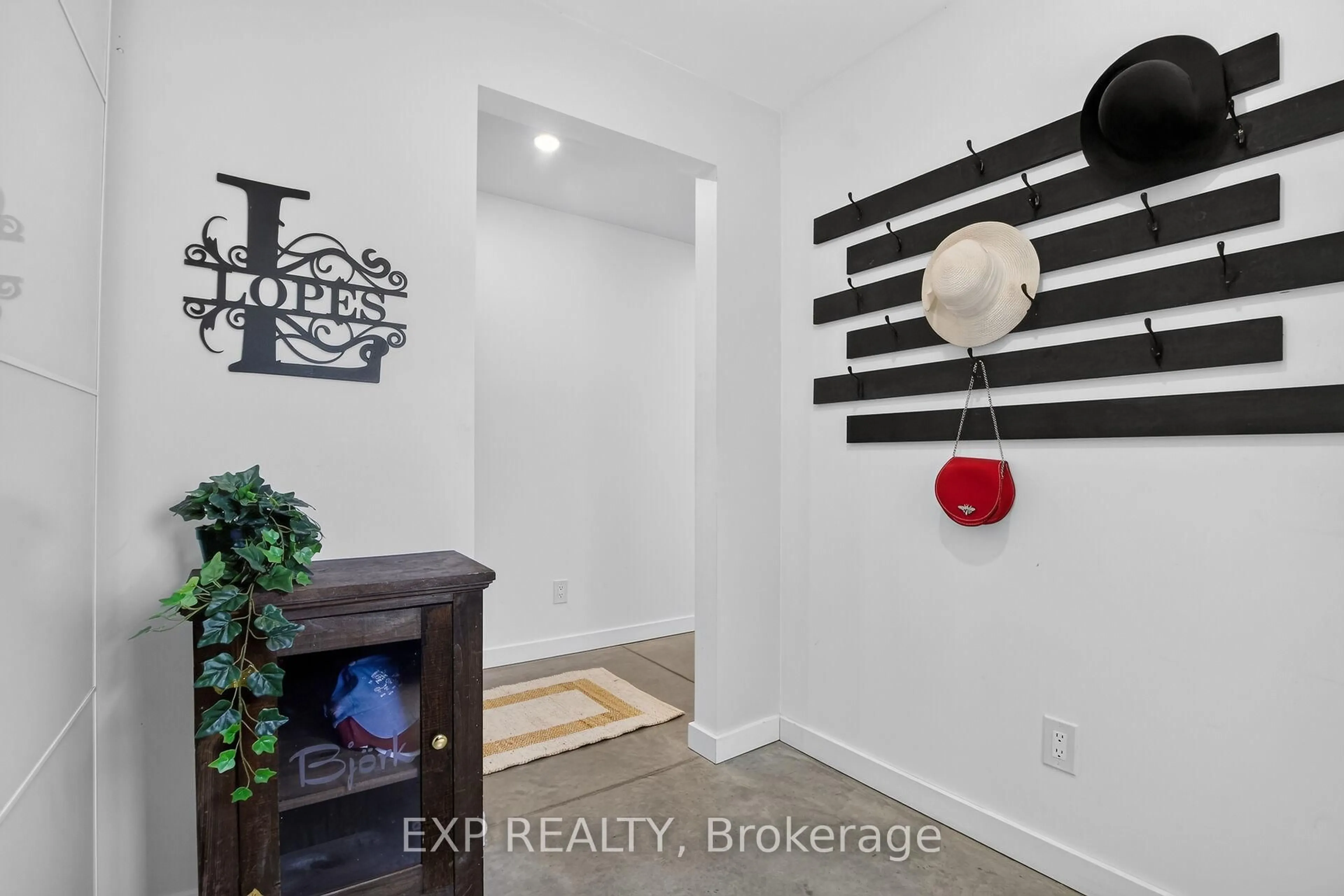 Indoor entryway for 184 James St, Almonte Ontario K0A 1A0
