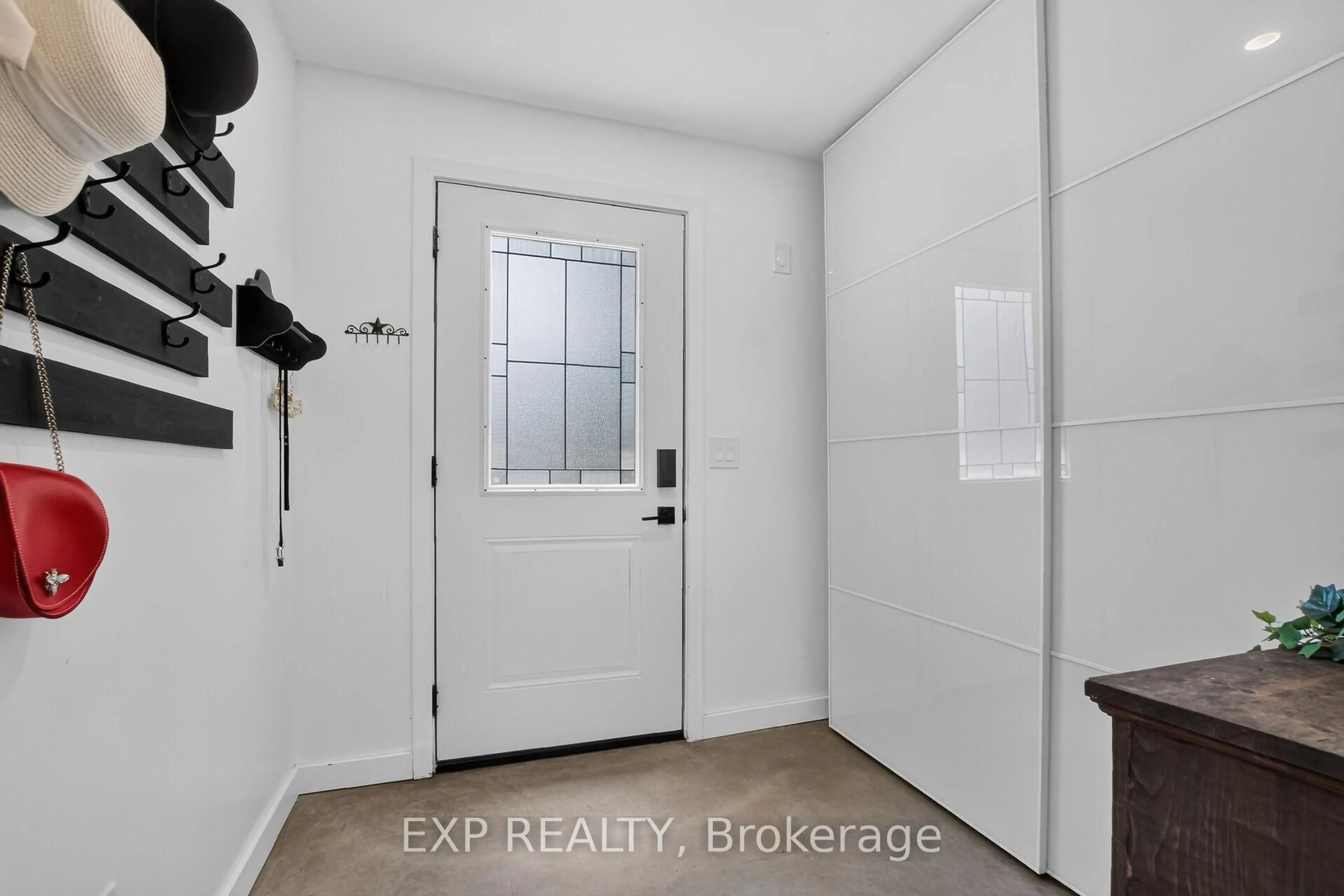 Indoor entryway for 184 James St, Almonte Ontario K0A 1A0