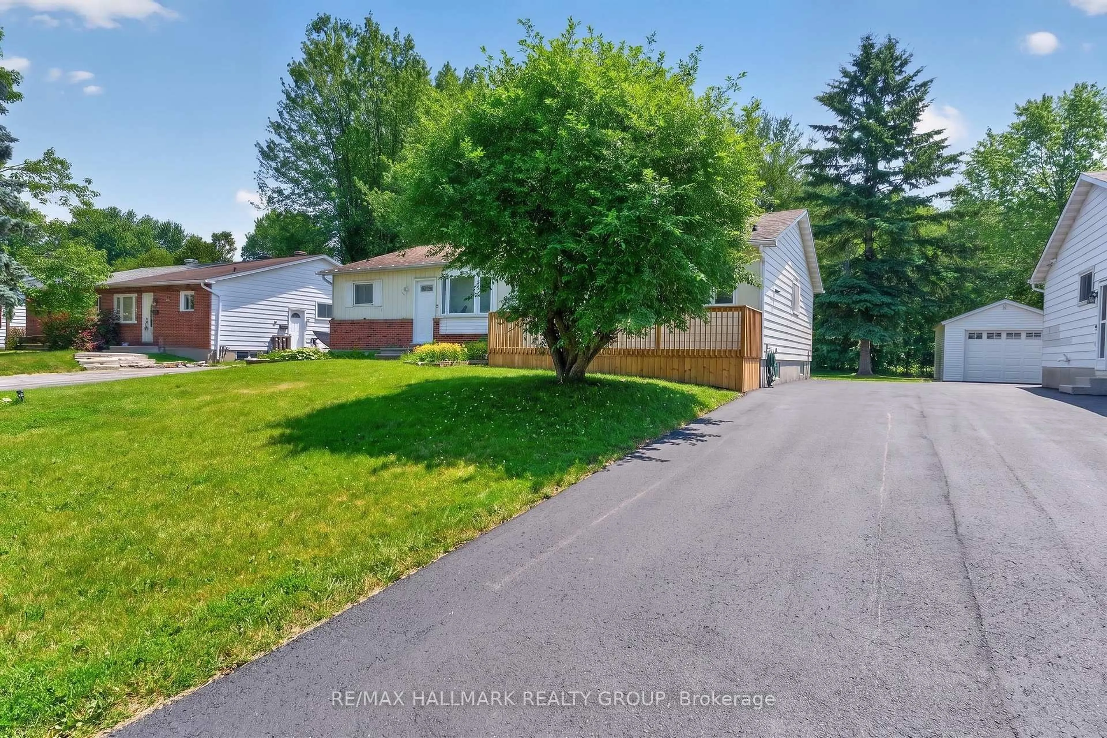 A pic from outside/outdoor area/front of a property/back of a property/a pic from drone, unknown for 110 Glamorgan Dr, Ottawa Ontario K2L 1R4