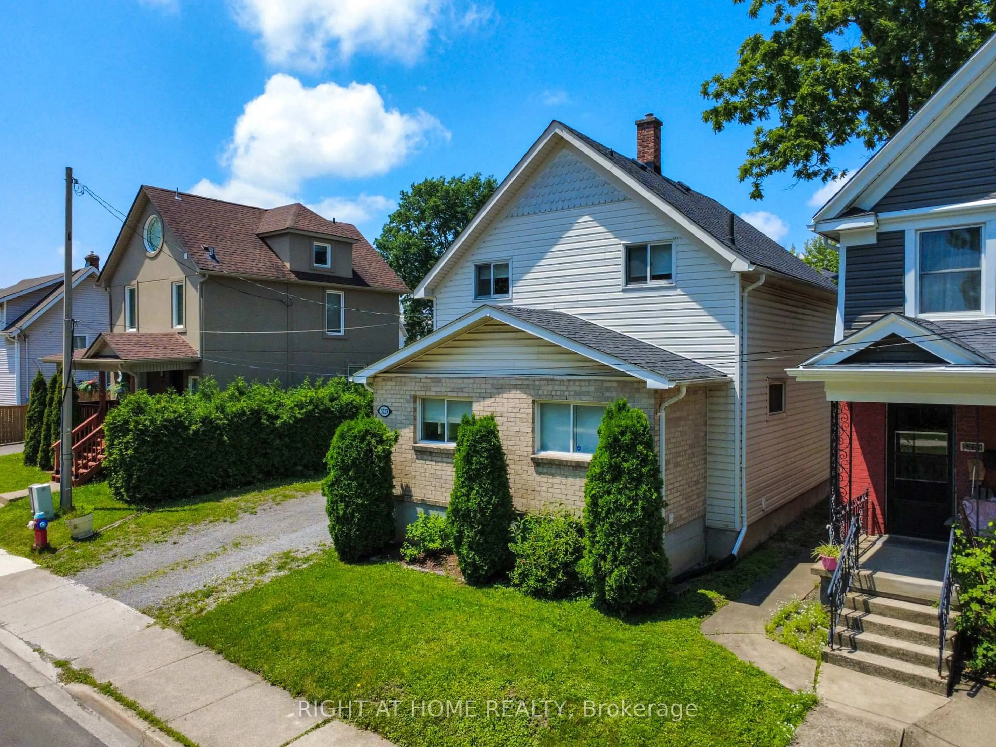 A pic from outside/outdoor area/front of a property/back of a property/a pic from drone, street for 5223 Palmer Ave, Niagara Falls Ontario L2E 3T9