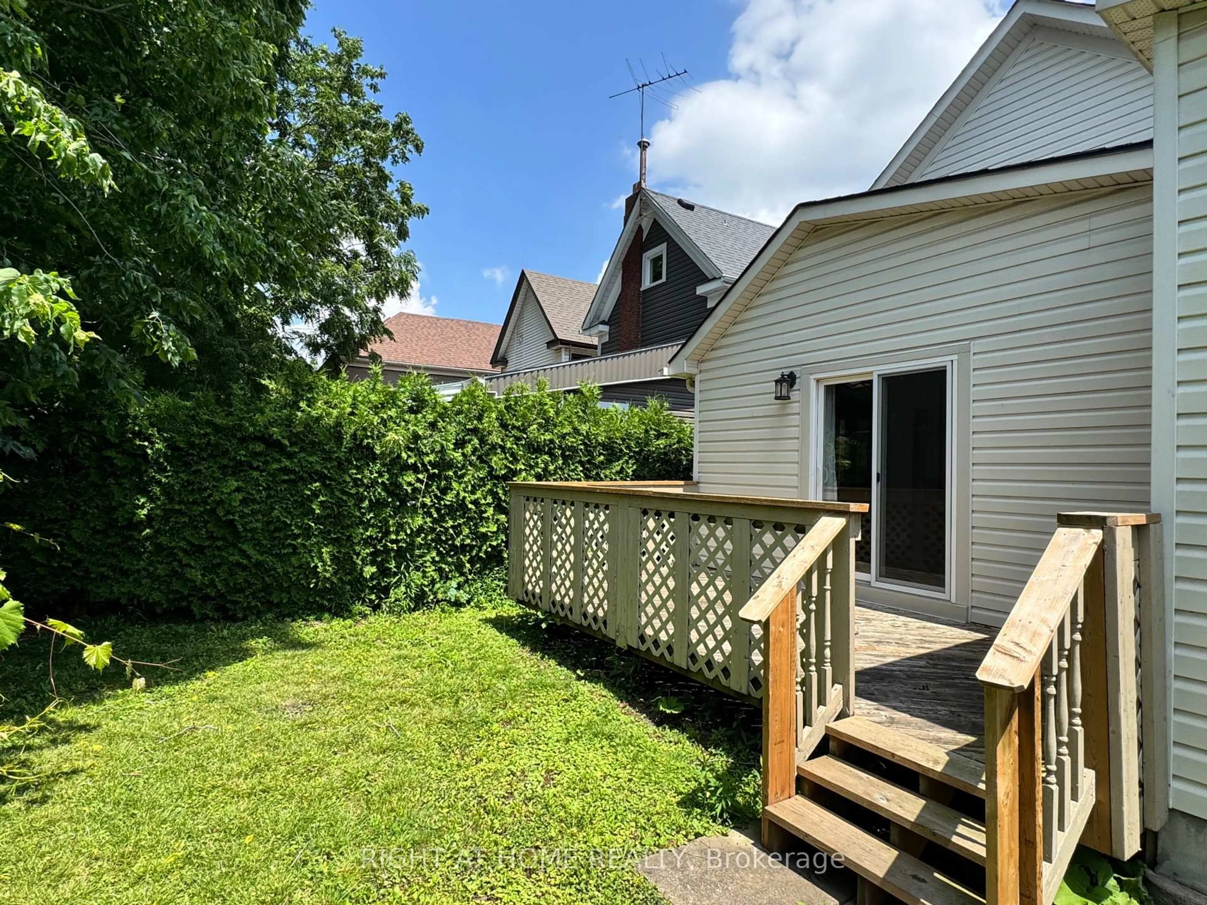 A pic from outside/outdoor area/front of a property/back of a property/a pic from drone, street for 5223 Palmer Ave, Niagara Falls Ontario L2E 3T9