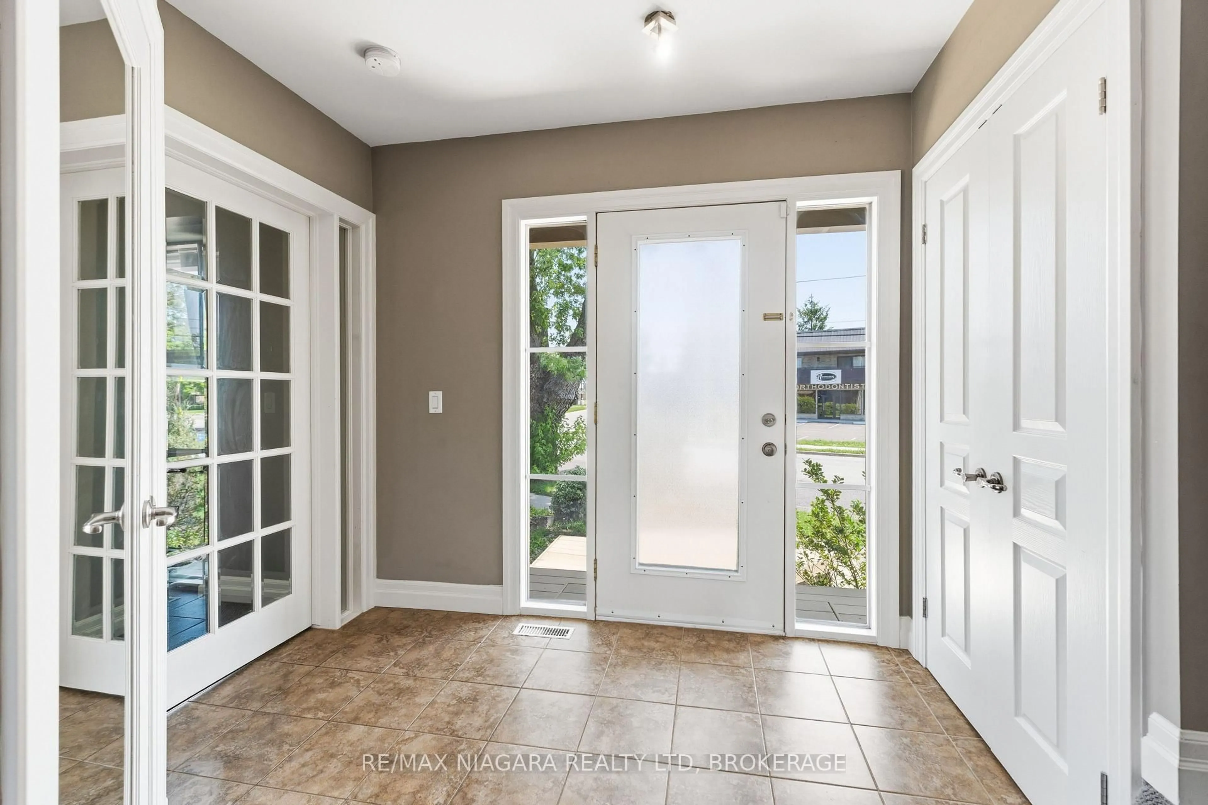 Indoor entryway for 291 Vine St, St. Catharines Ontario L2M 4T4