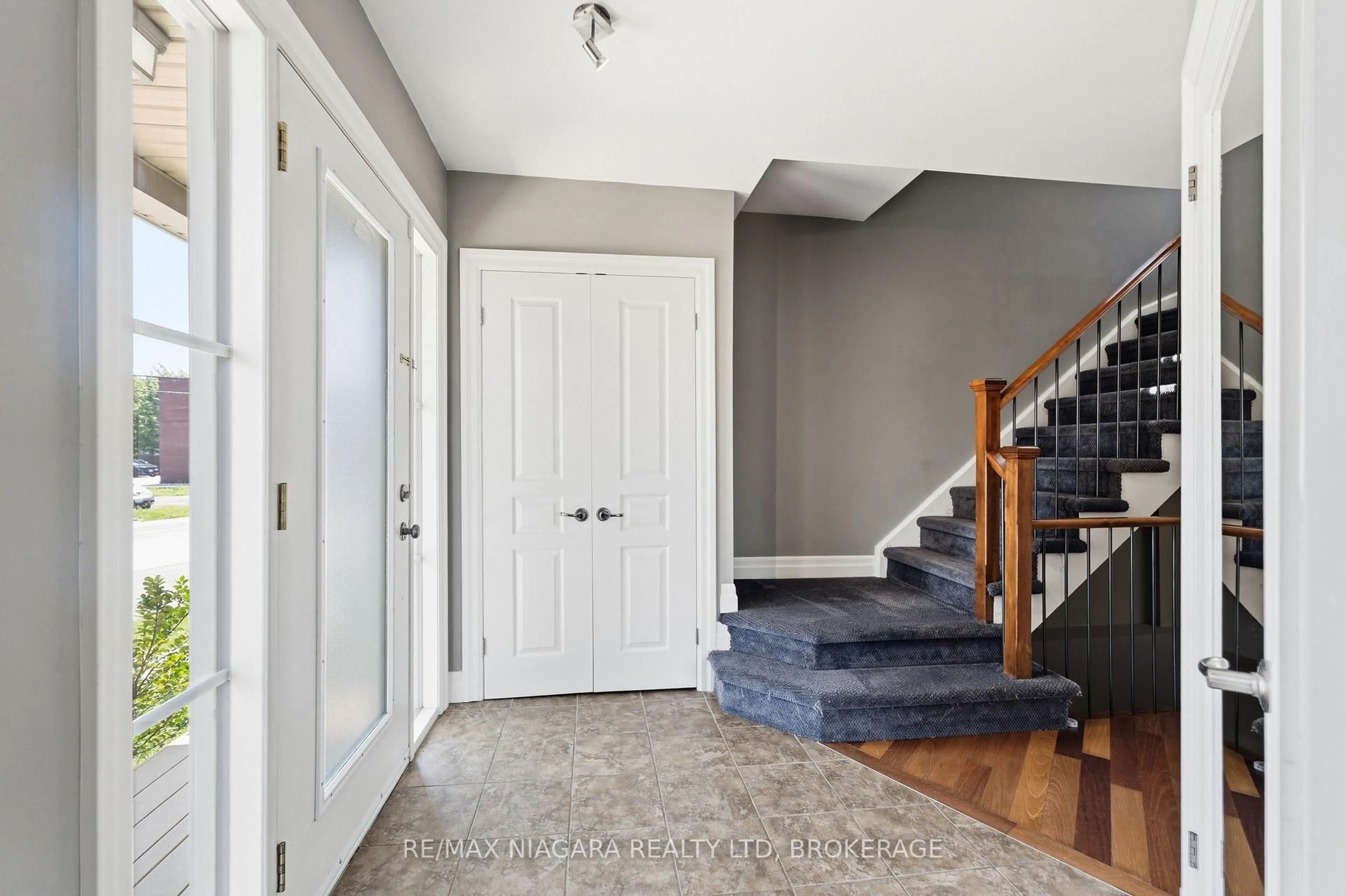 Indoor entryway for 291 Vine St, St. Catharines Ontario L2M 4T4