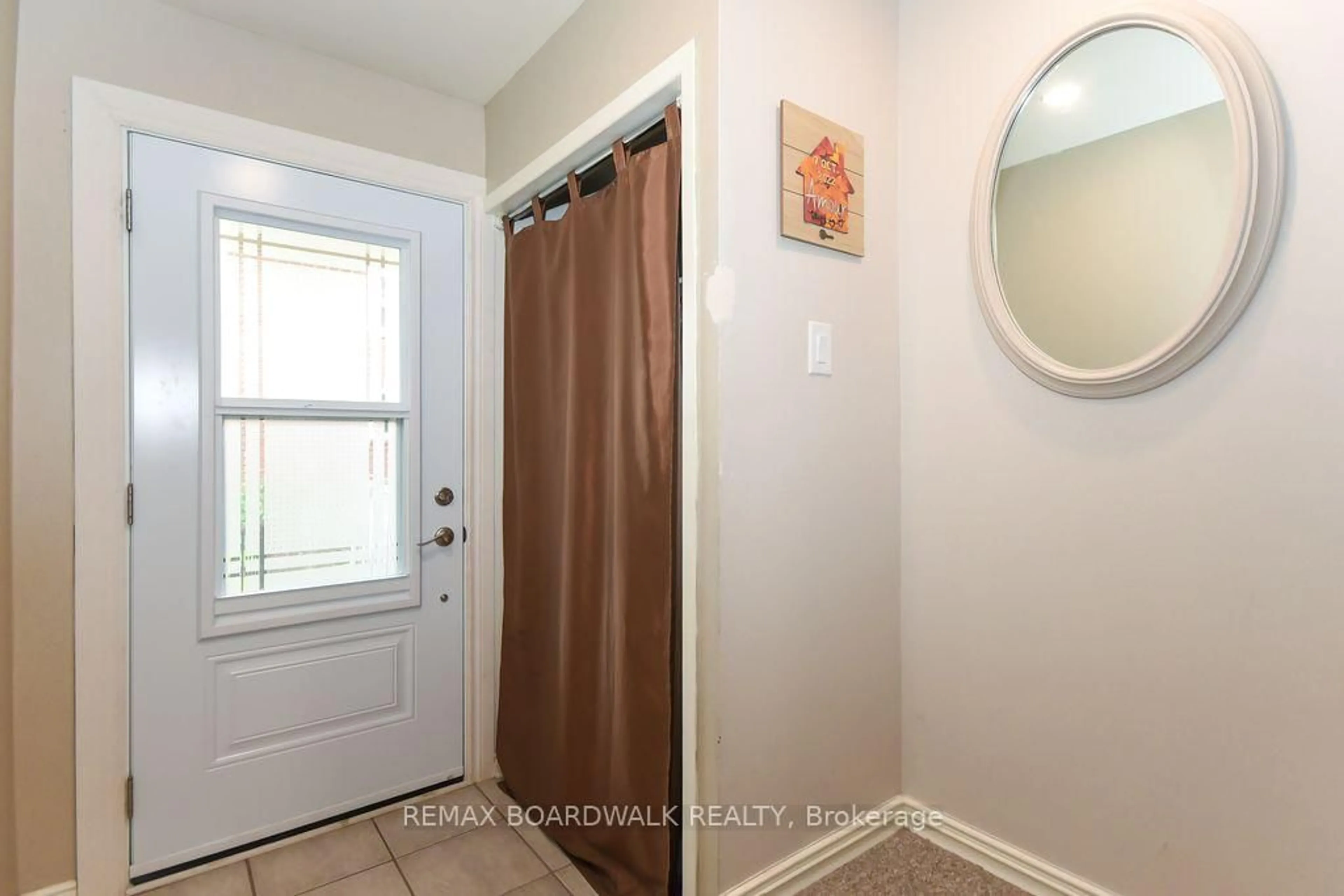 Indoor entryway for 1760 Cabaret Lane #205, Orleans Ontario K4A 2H1