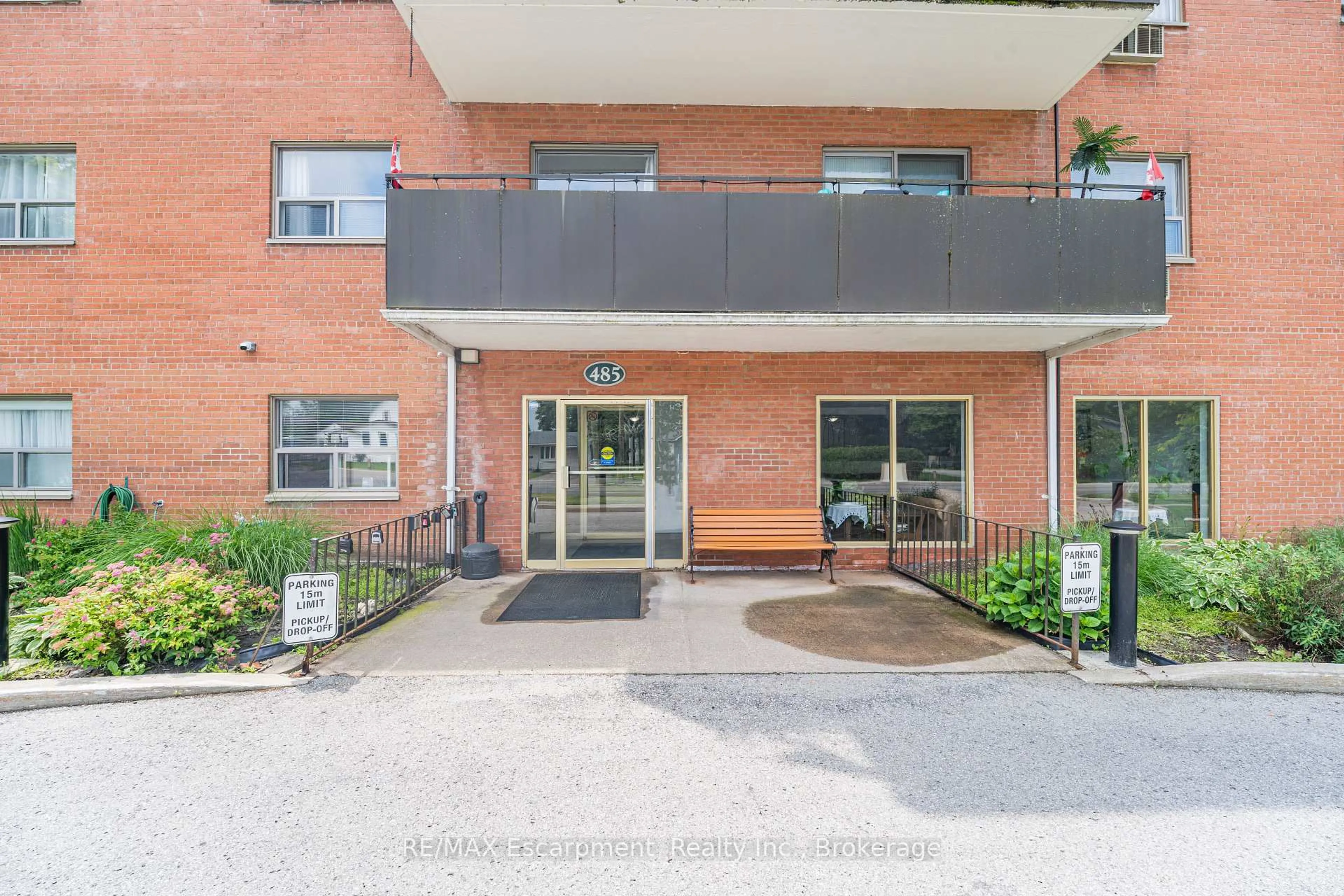 Indoor foyer for 485 Thorold Rd #203, Welland Ontario L3C 3X1