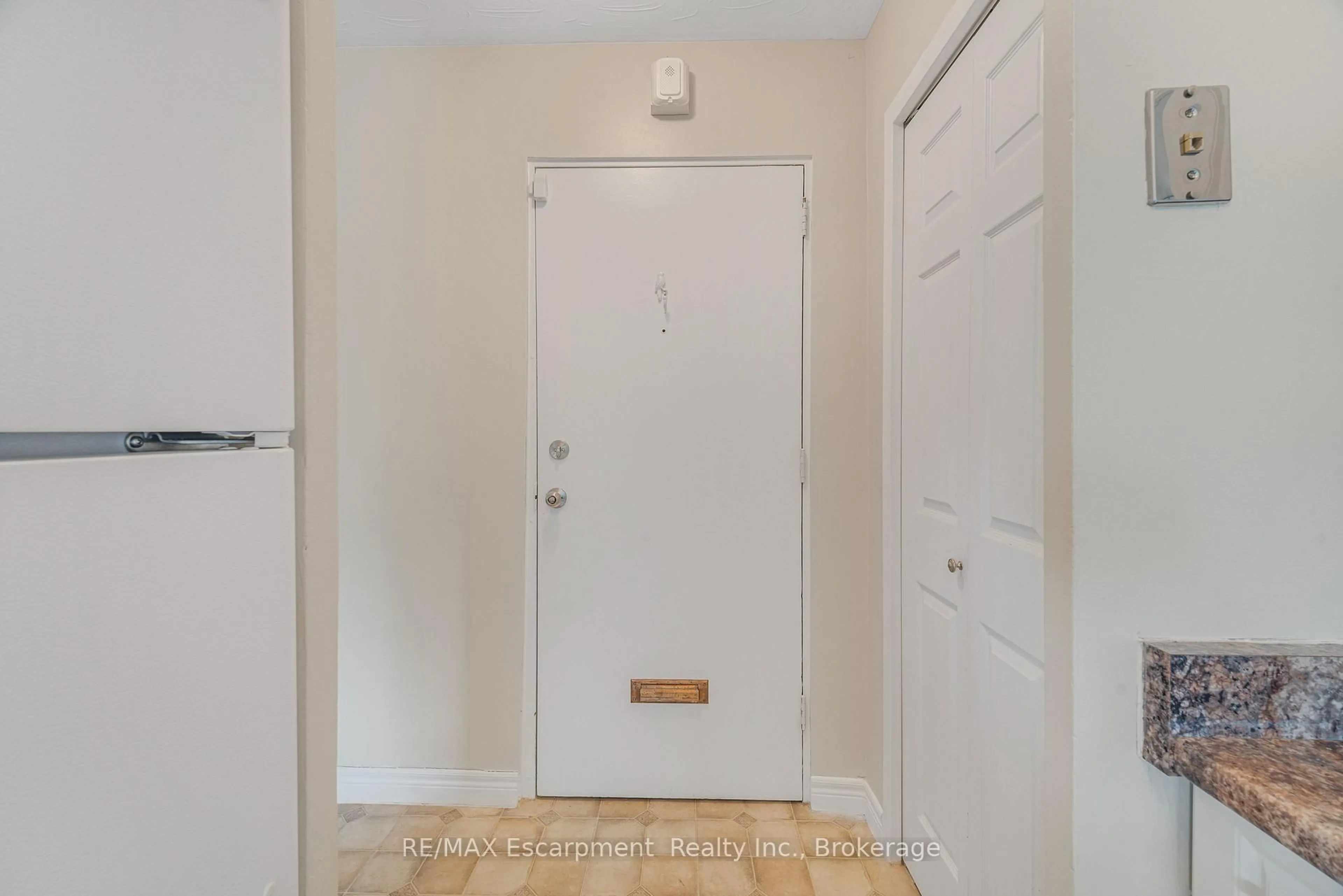 Indoor entryway for 485 Thorold Rd #203, Welland Ontario L3C 3X1