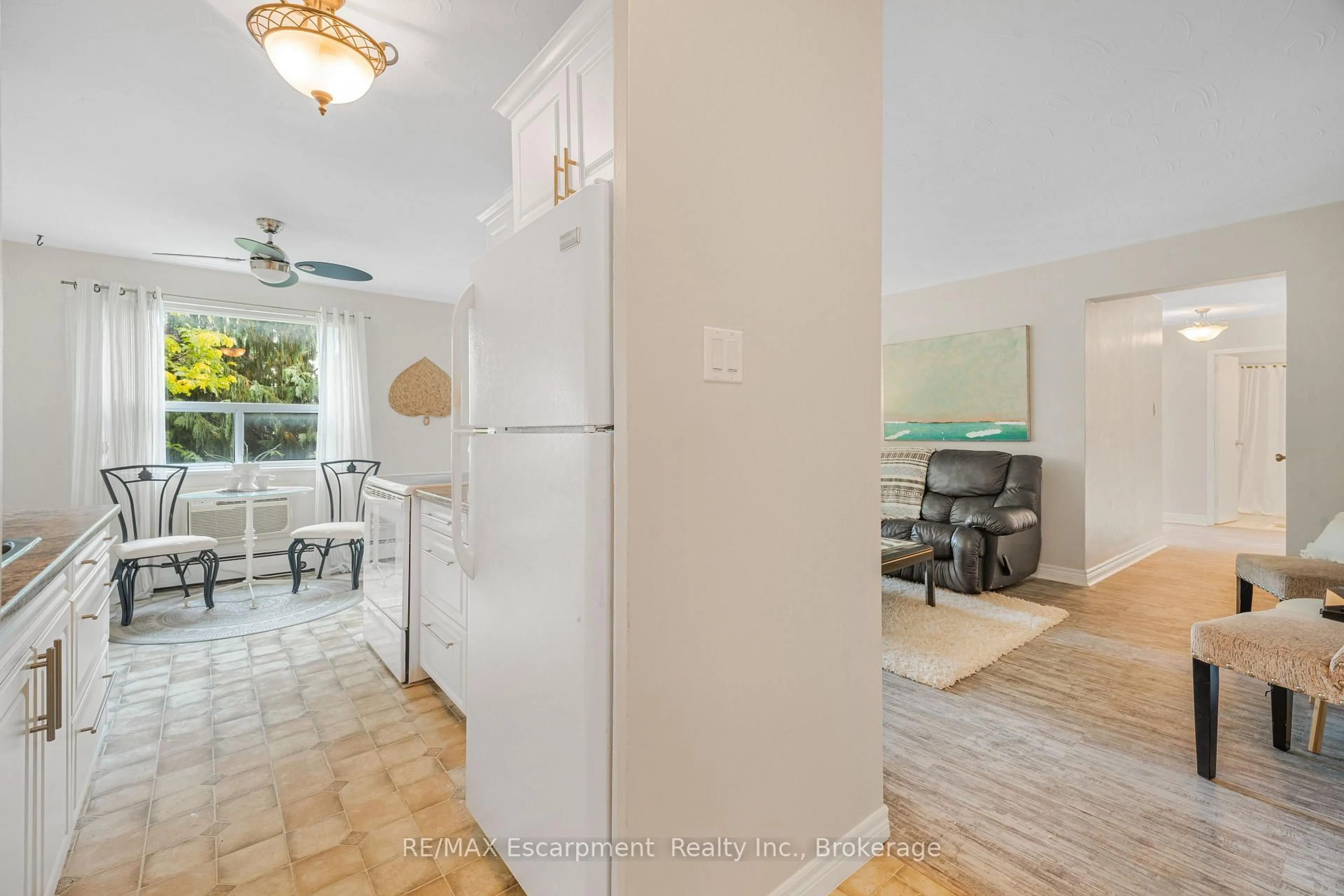 Indoor entryway for 485 Thorold Rd #203, Welland Ontario L3C 3X1