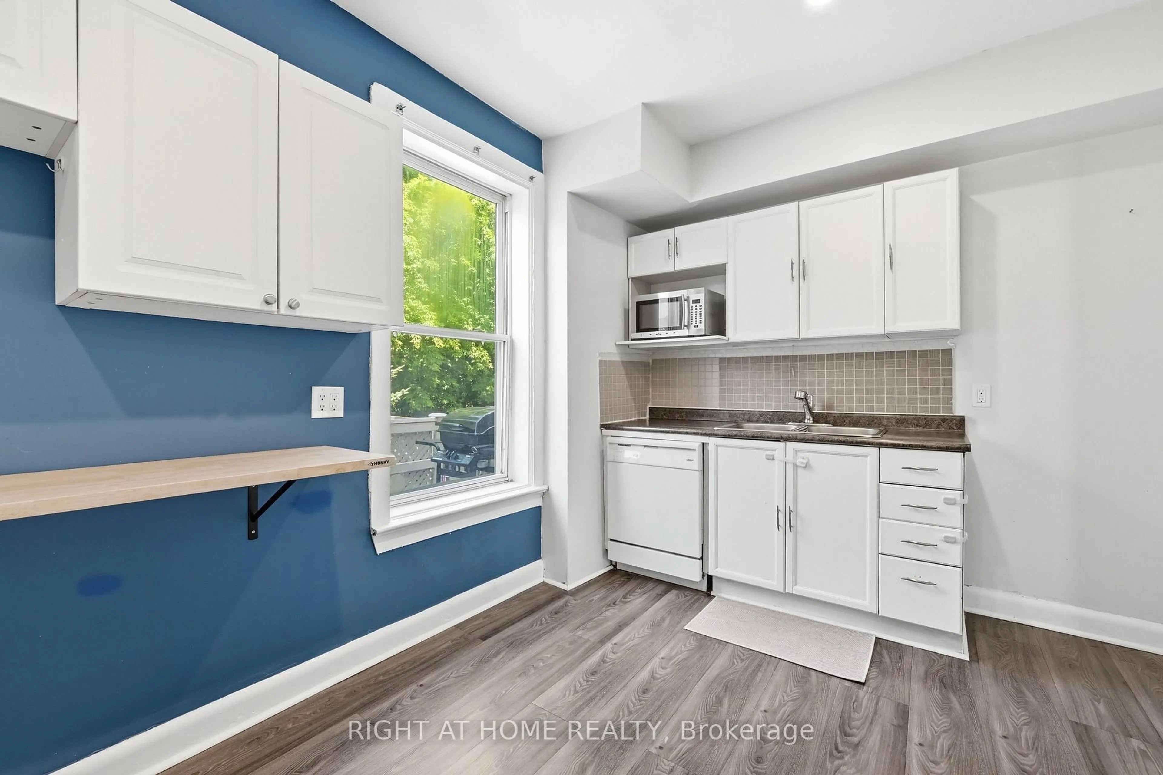 Standard kitchen, wood/laminate floor for 69 Hillyard St, Hamilton Ontario L8L 6B3