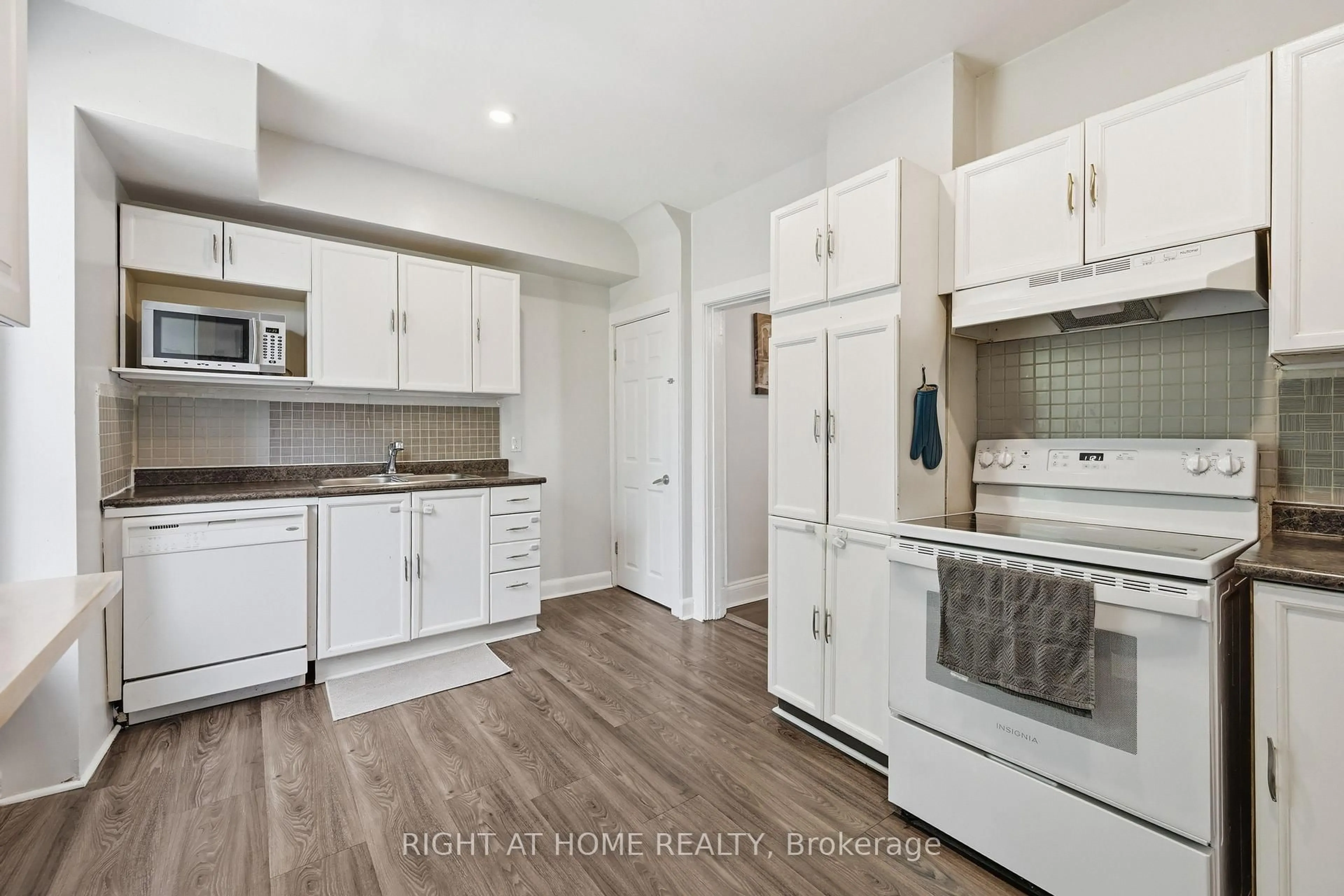 Open concept kitchen, unknown for 69 Hillyard St, Hamilton Ontario L8L 6B3