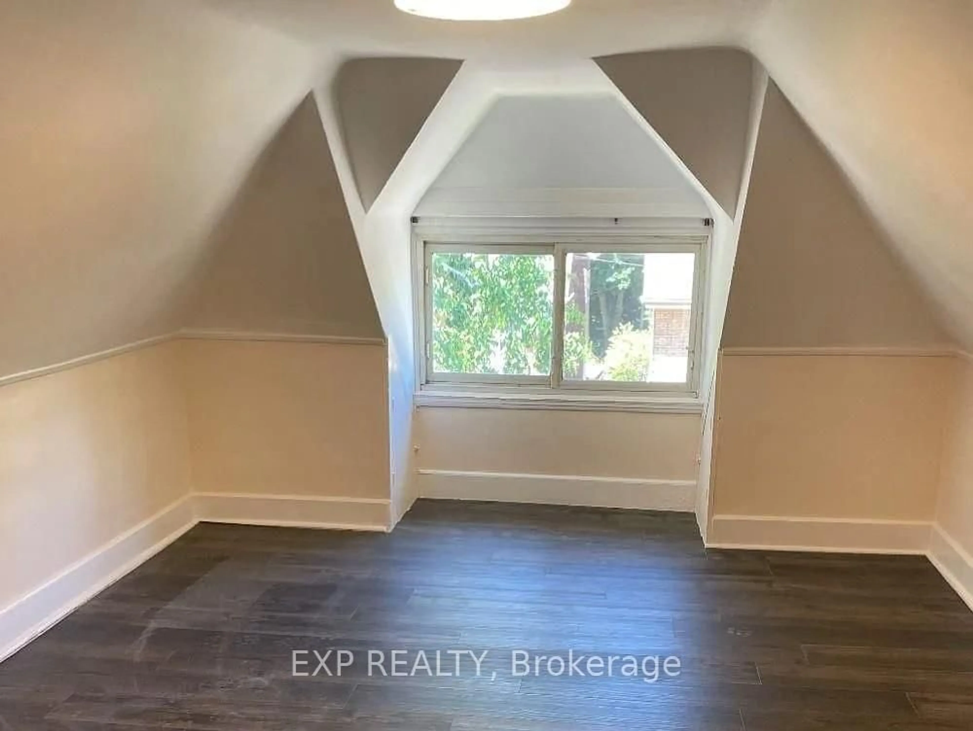 A pic of a room for 193 Burris St, Hamilton Ontario L8M 2J7