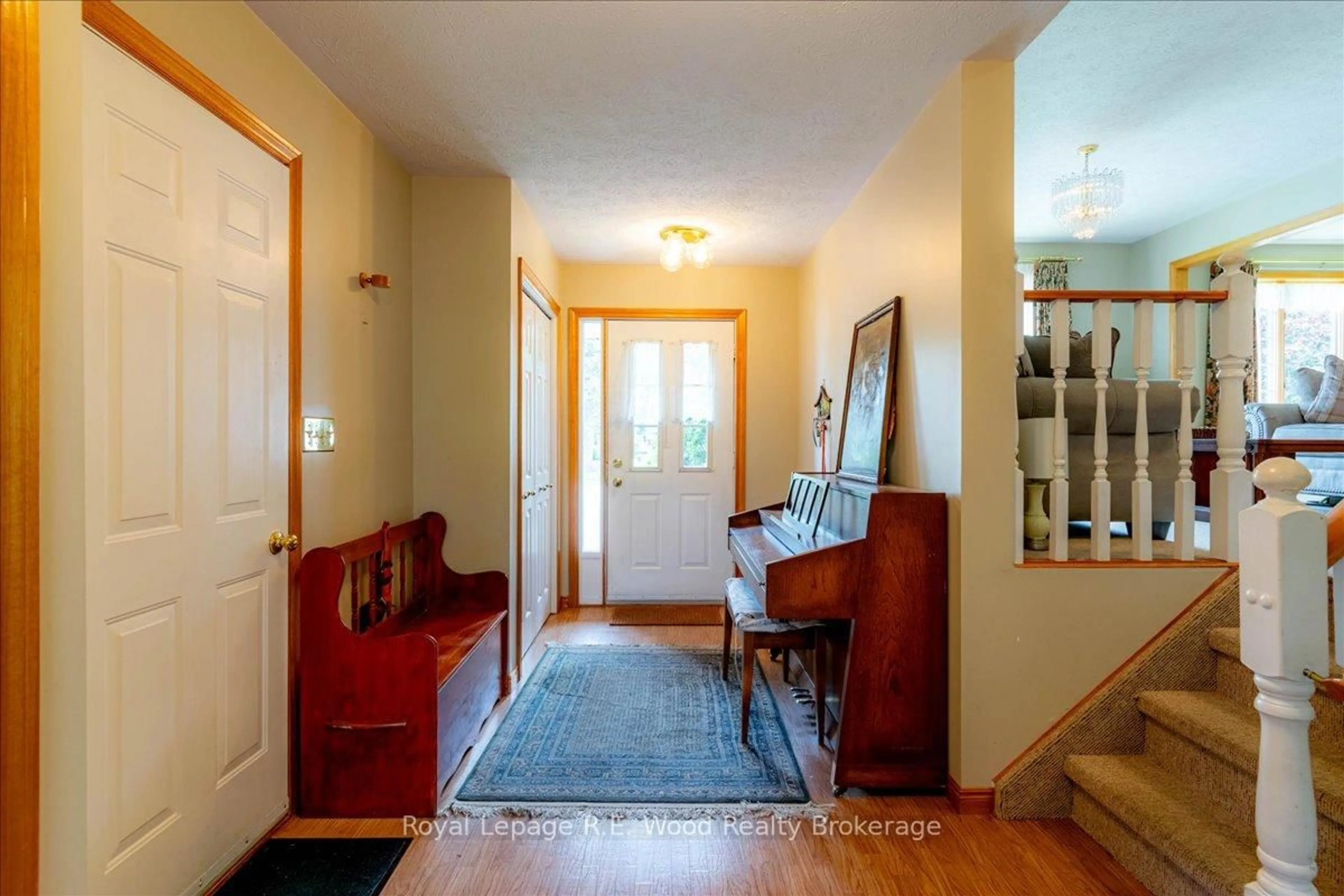 Indoor entryway for 48 Allen St, Tillsonburg Ontario N4G 4X8