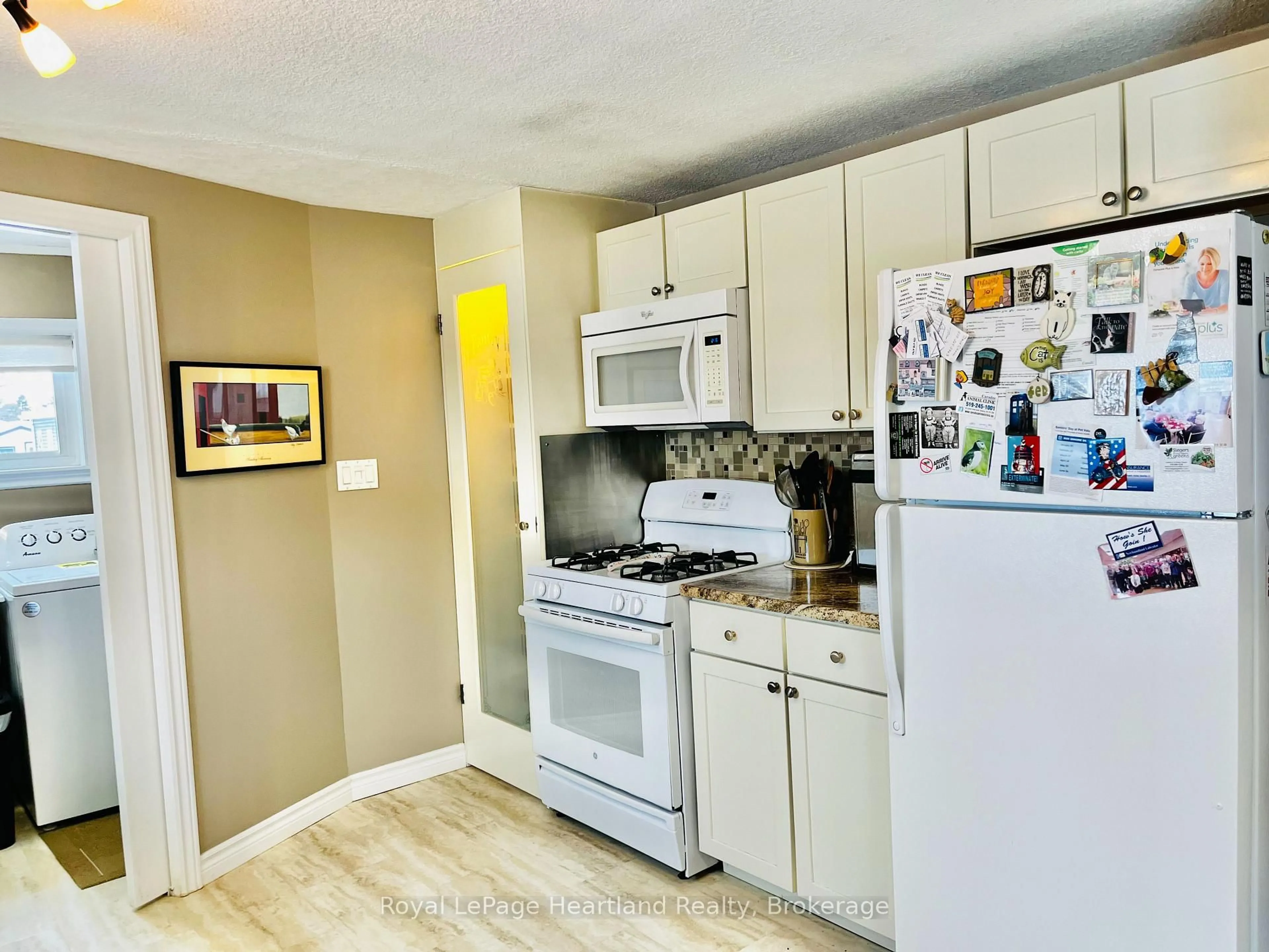Standard kitchen, unknown for 12 Velma St, Strathroy-Caradoc Ontario N7G 3L3