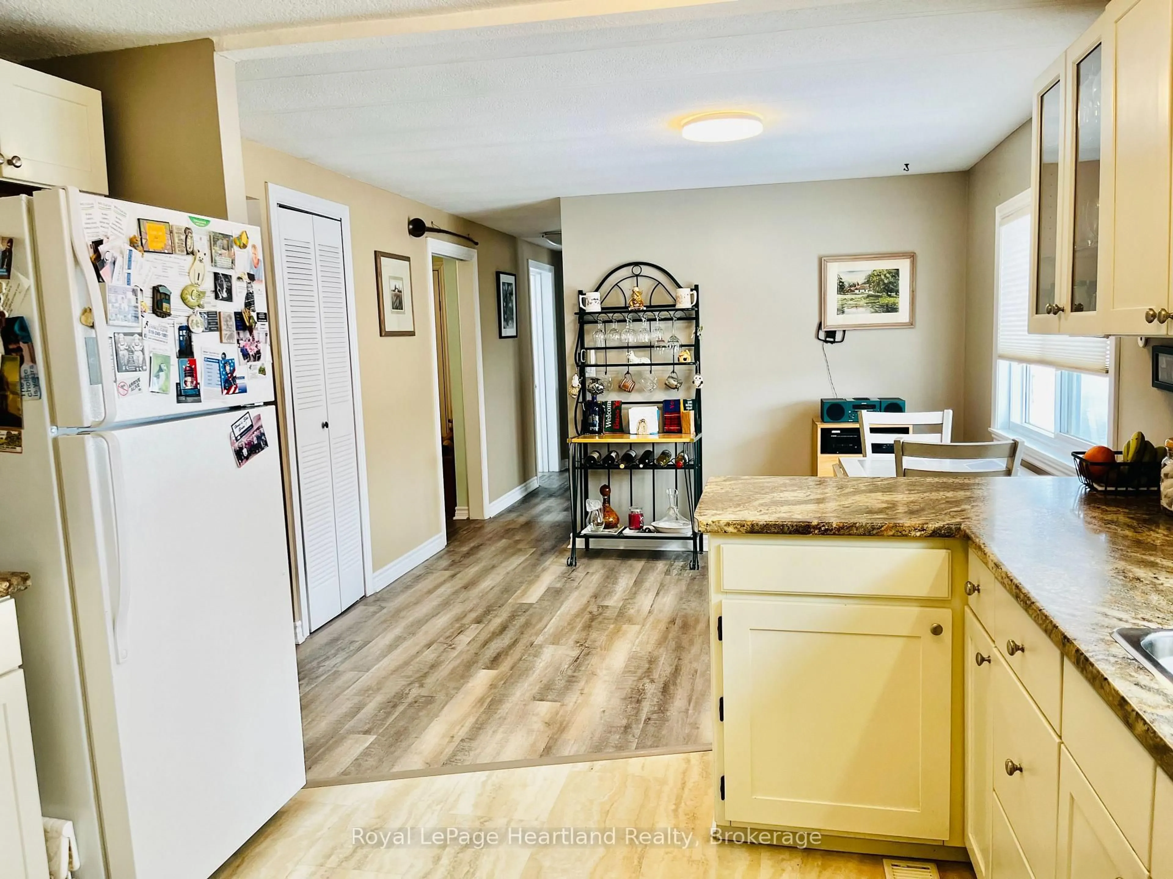 Open concept kitchen, ceramic/tile floor for 12 Velma St, Strathroy-Caradoc Ontario N7G 3L3