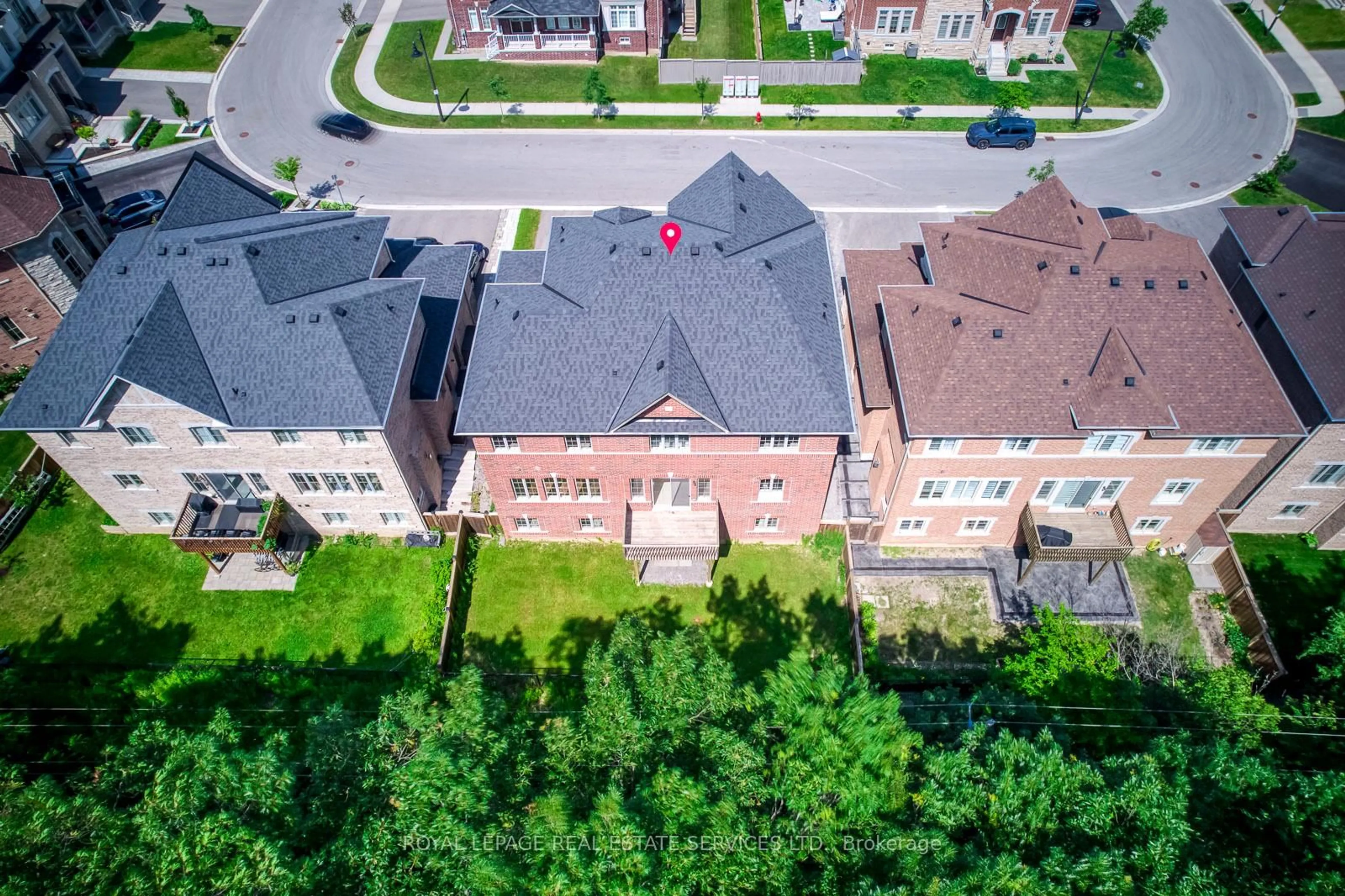 A pic from outside/outdoor area/front of a property/back of a property/a pic from drone, street for 60 Avanti Cres, Hamilton Ontario L8B 1W7