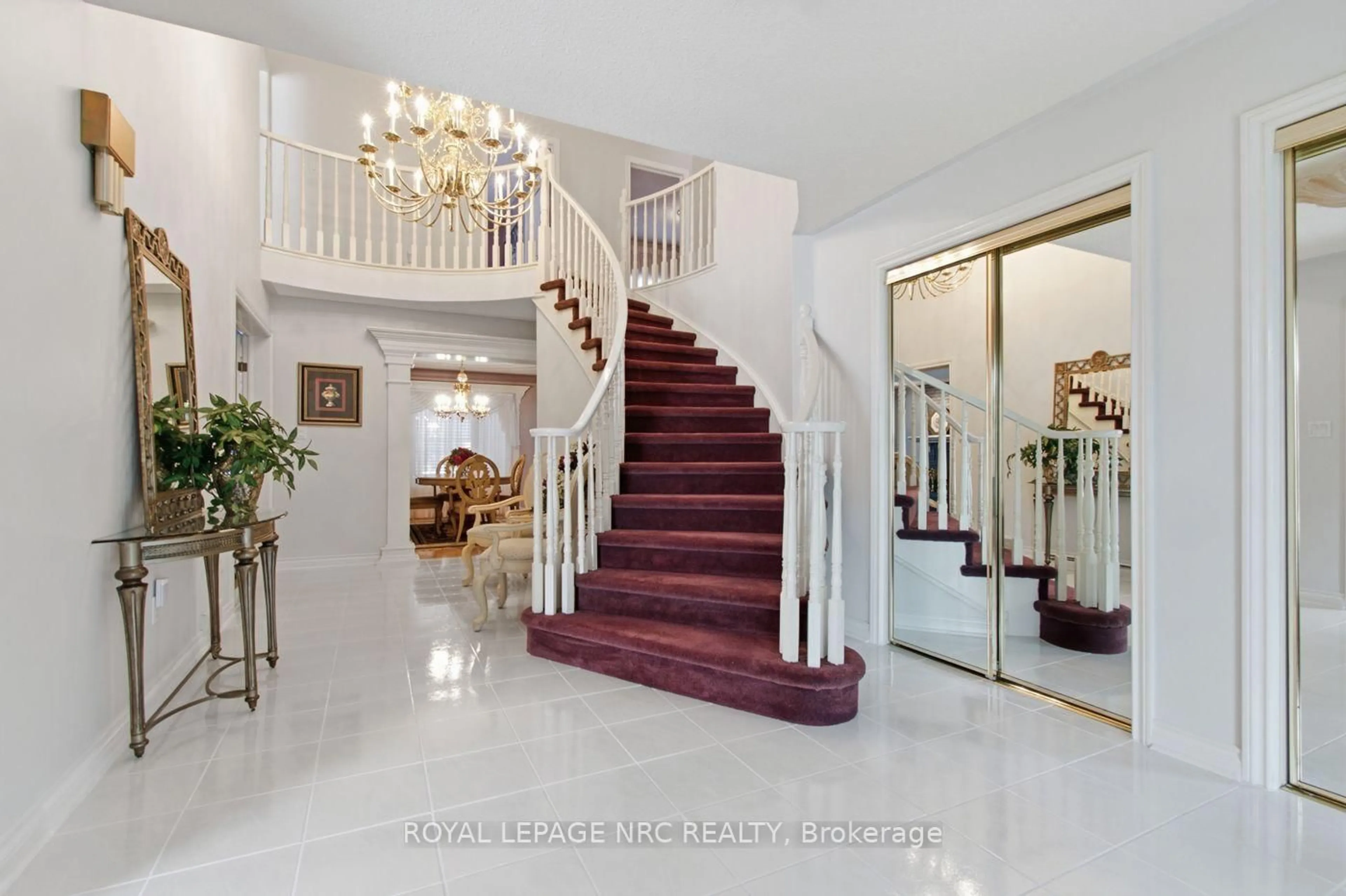 Indoor foyer for 4 Greenvale Crt, Pelham Ontario L0S 1E1