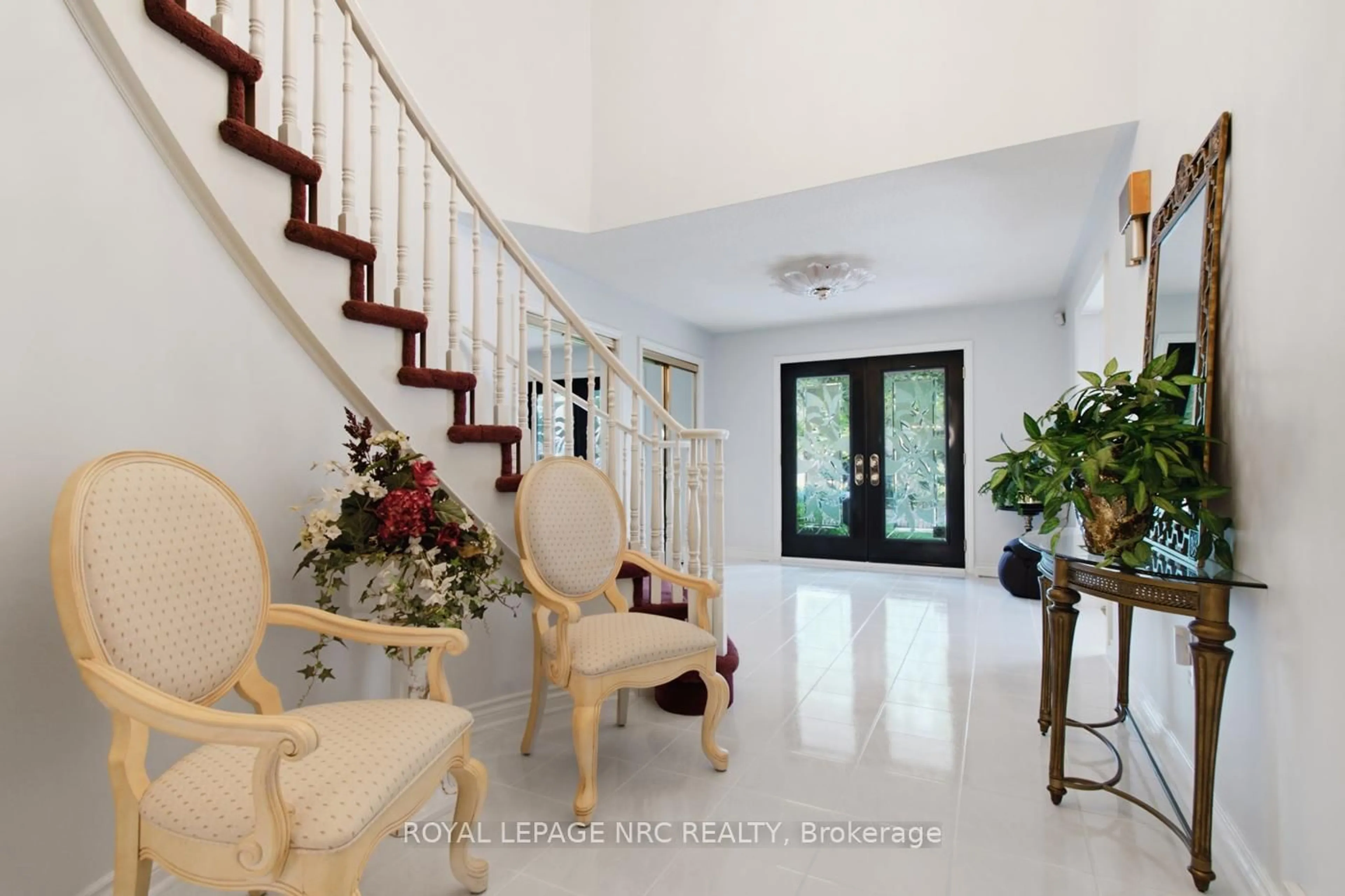 Indoor foyer for 4 Greenvale Crt, Pelham Ontario L0S 1E1