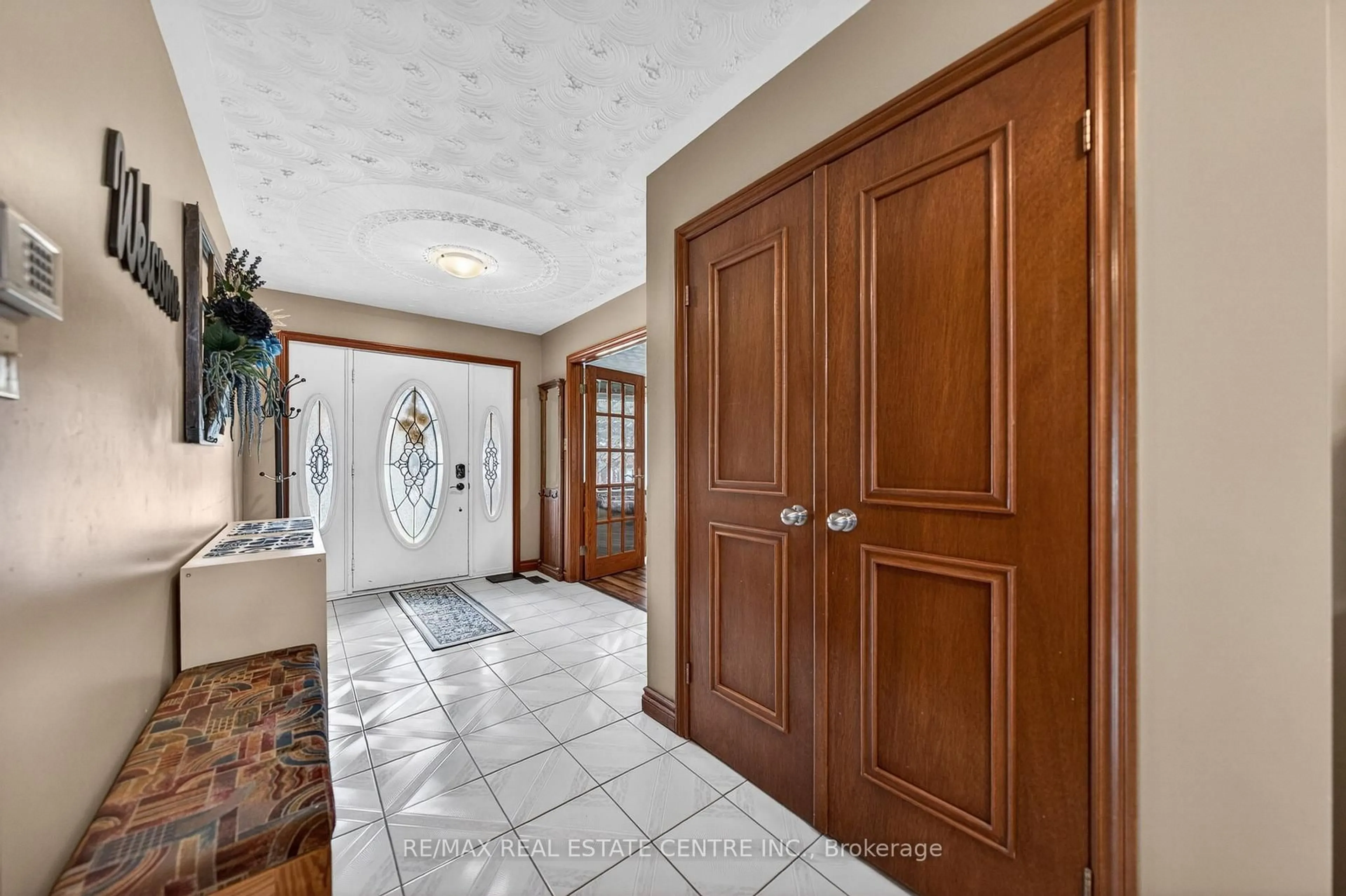 Indoor entryway for 86 Chimney Hill Dr, Cambridge Ontario N1T 1H3