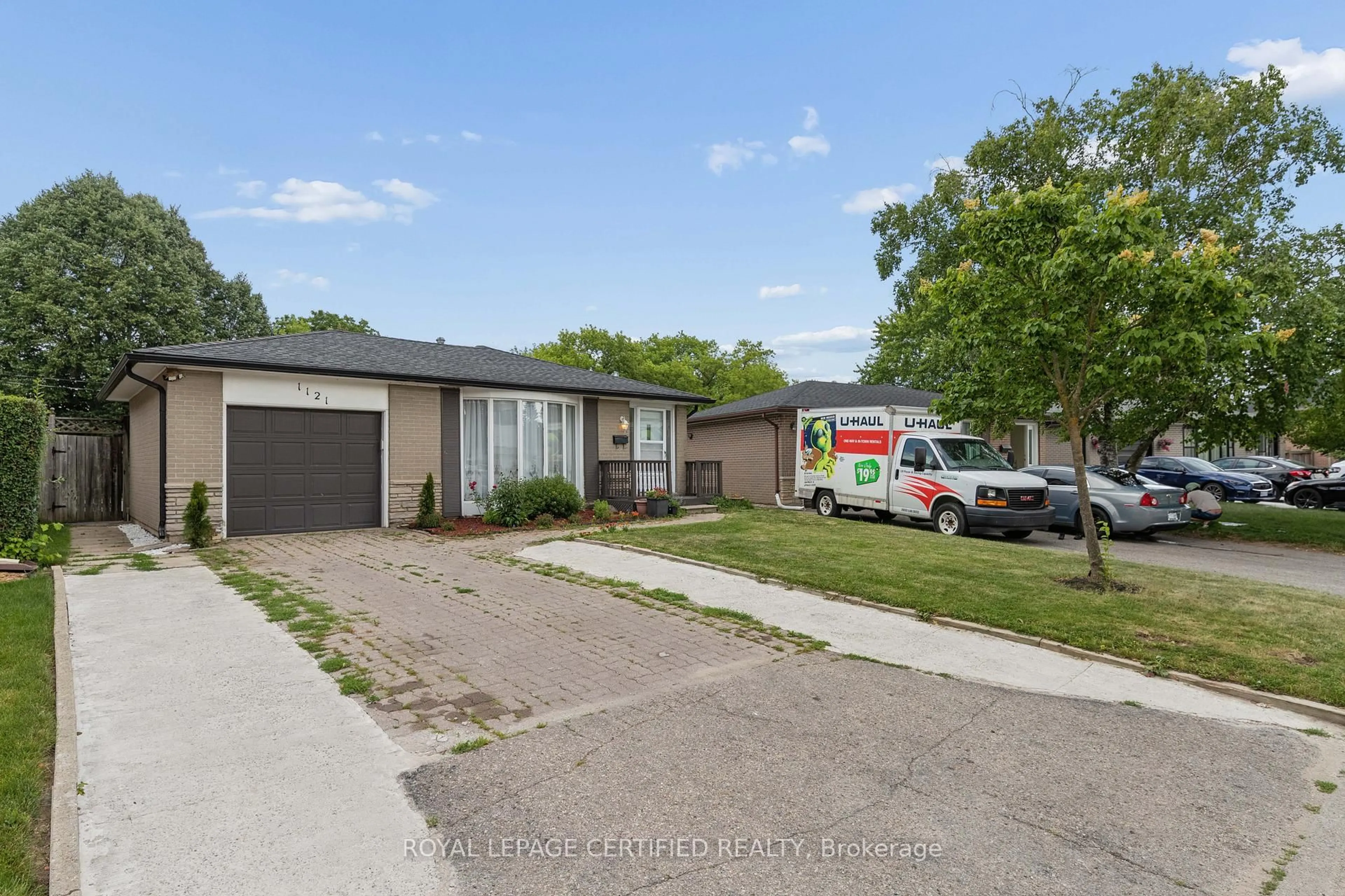 A pic from outside/outdoor area/front of a property/back of a property/a pic from drone, street for 1121 Valentine Dr, Cambridge Ontario N2H 2N9