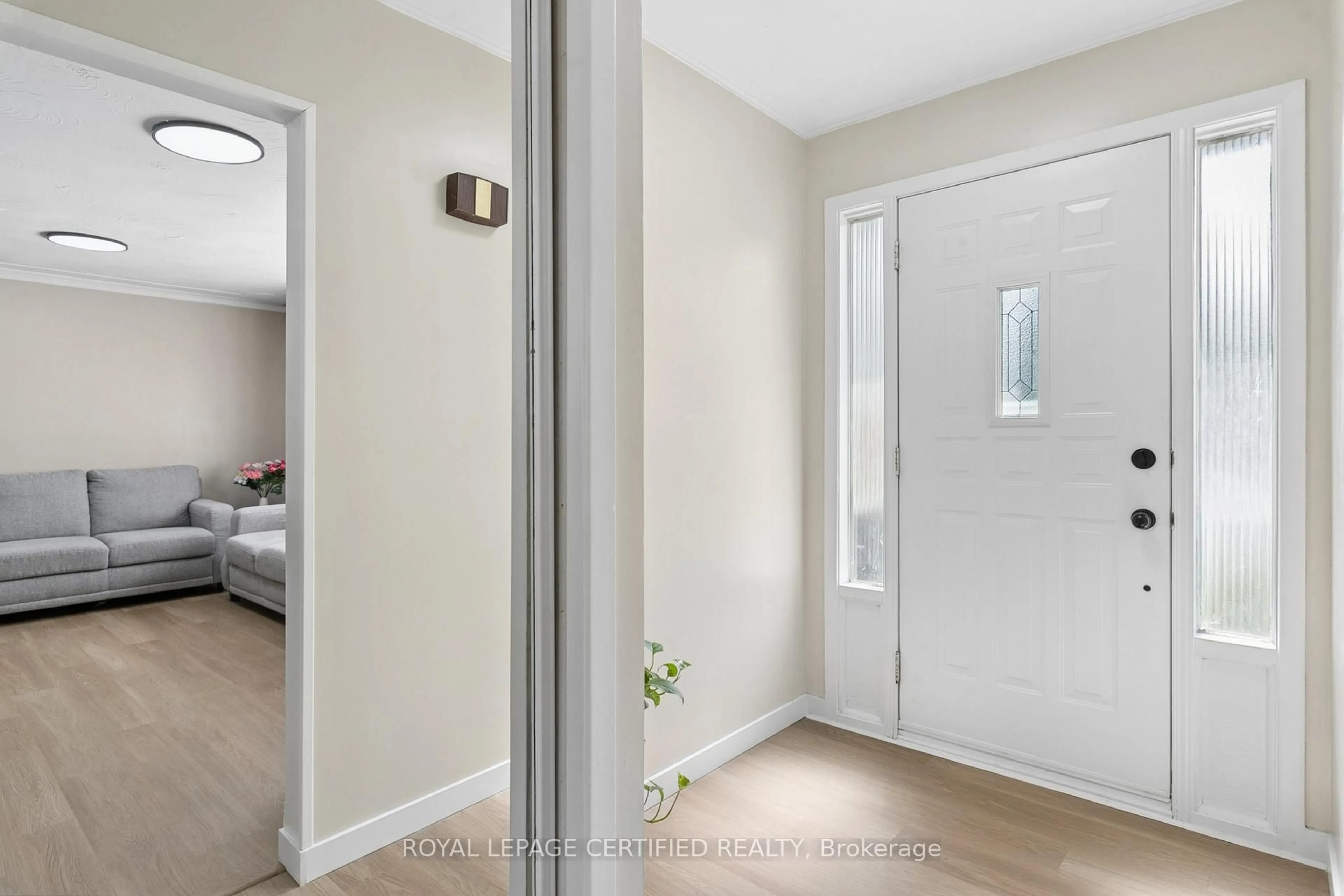 Indoor entryway for 1121 Valentine Dr, Cambridge Ontario N2H 2N9