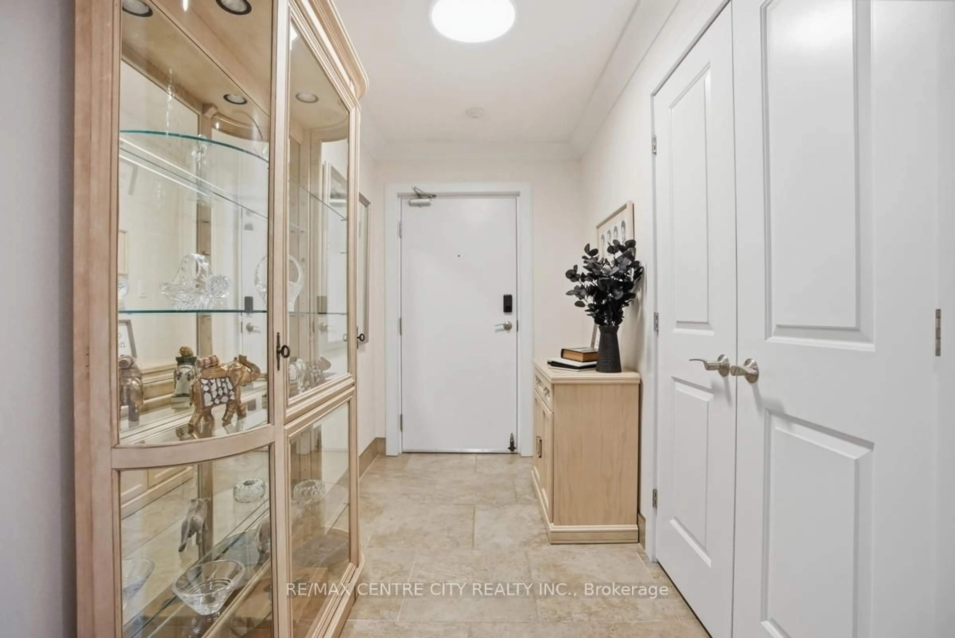 Indoor entryway for 340 Sugarcreek Tr #501, London North Ontario N6H 0G4