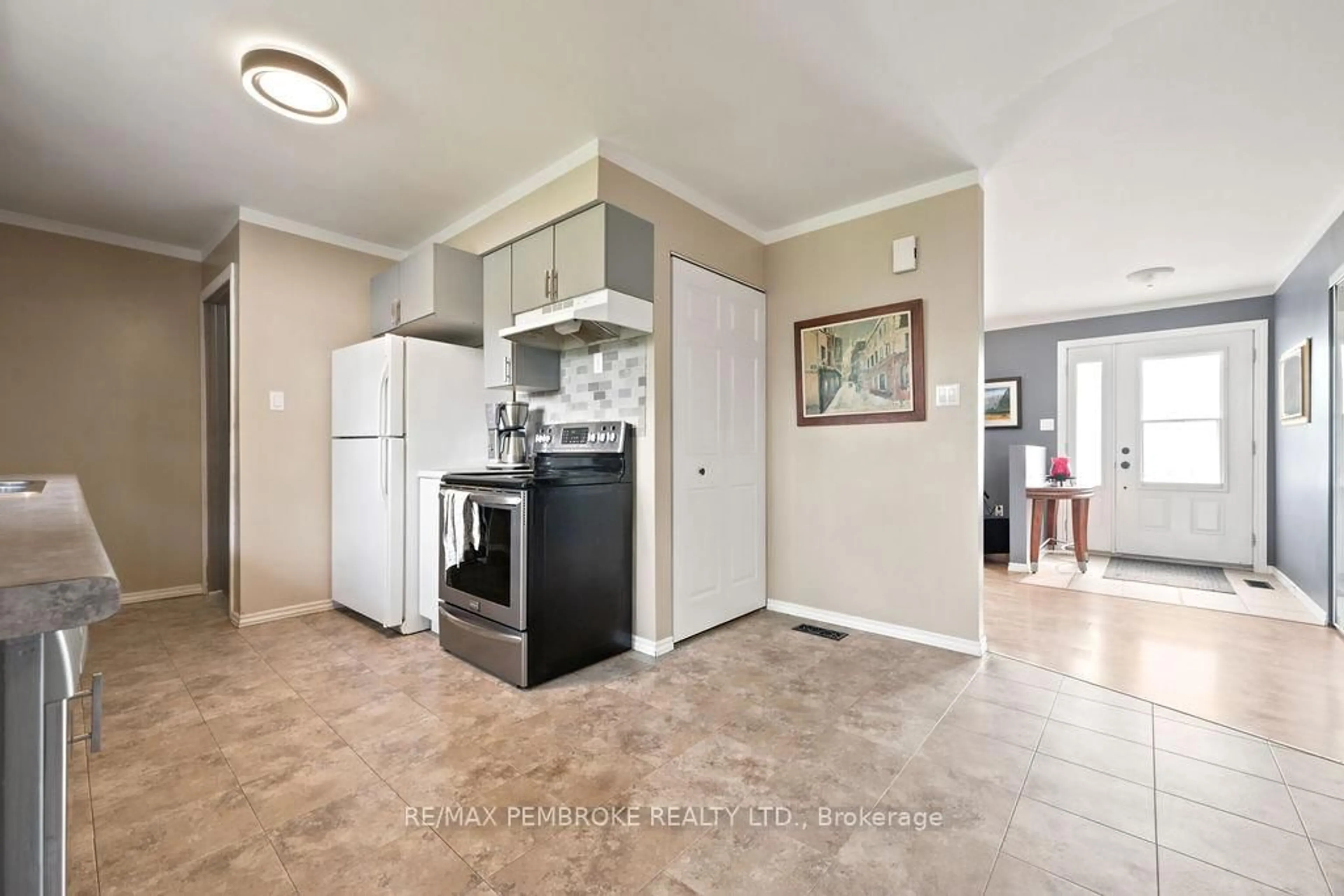 Standard kitchen, ceramic/tile floor for 41 Meadowbrook Dr, Pembroke Ontario K8A 7C2