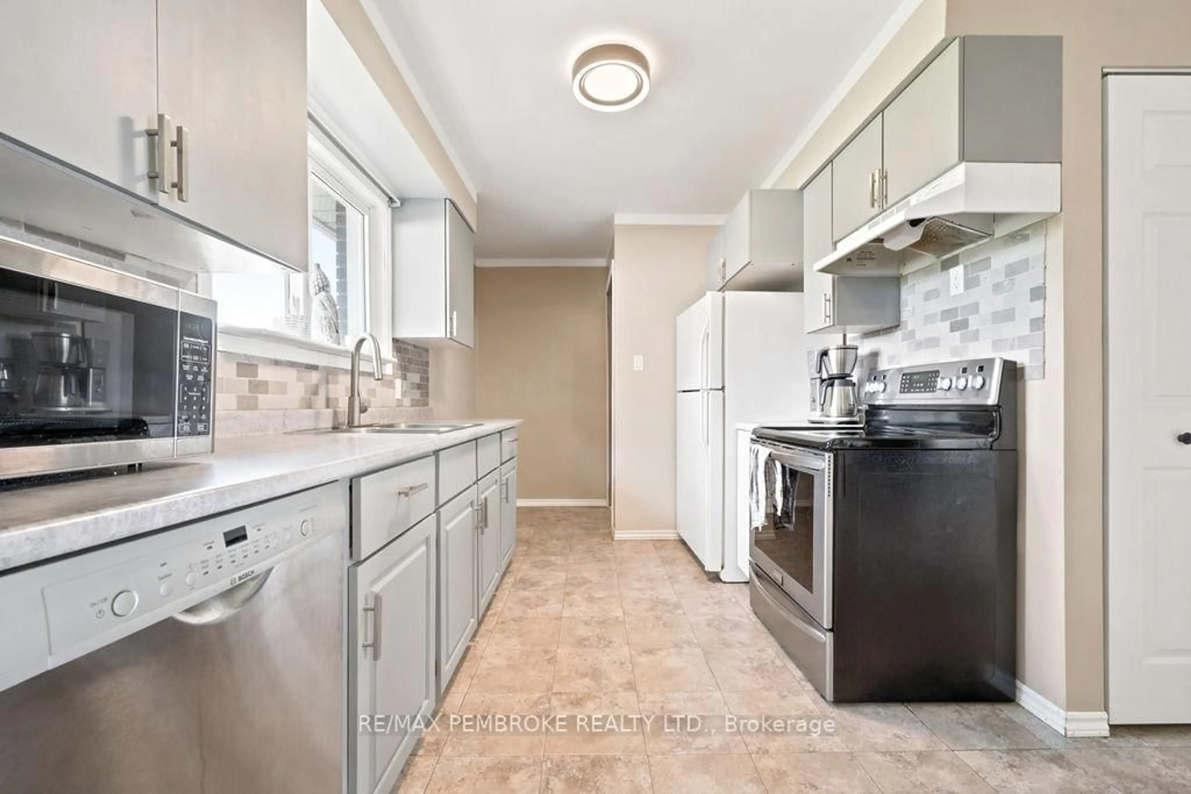 Standard kitchen, ceramic/tile floor for 41 Meadowbrook Dr, Pembroke Ontario K8A 7C2