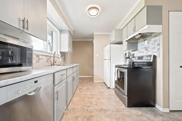 41 Meadowbrook Dr, Pembroke 4