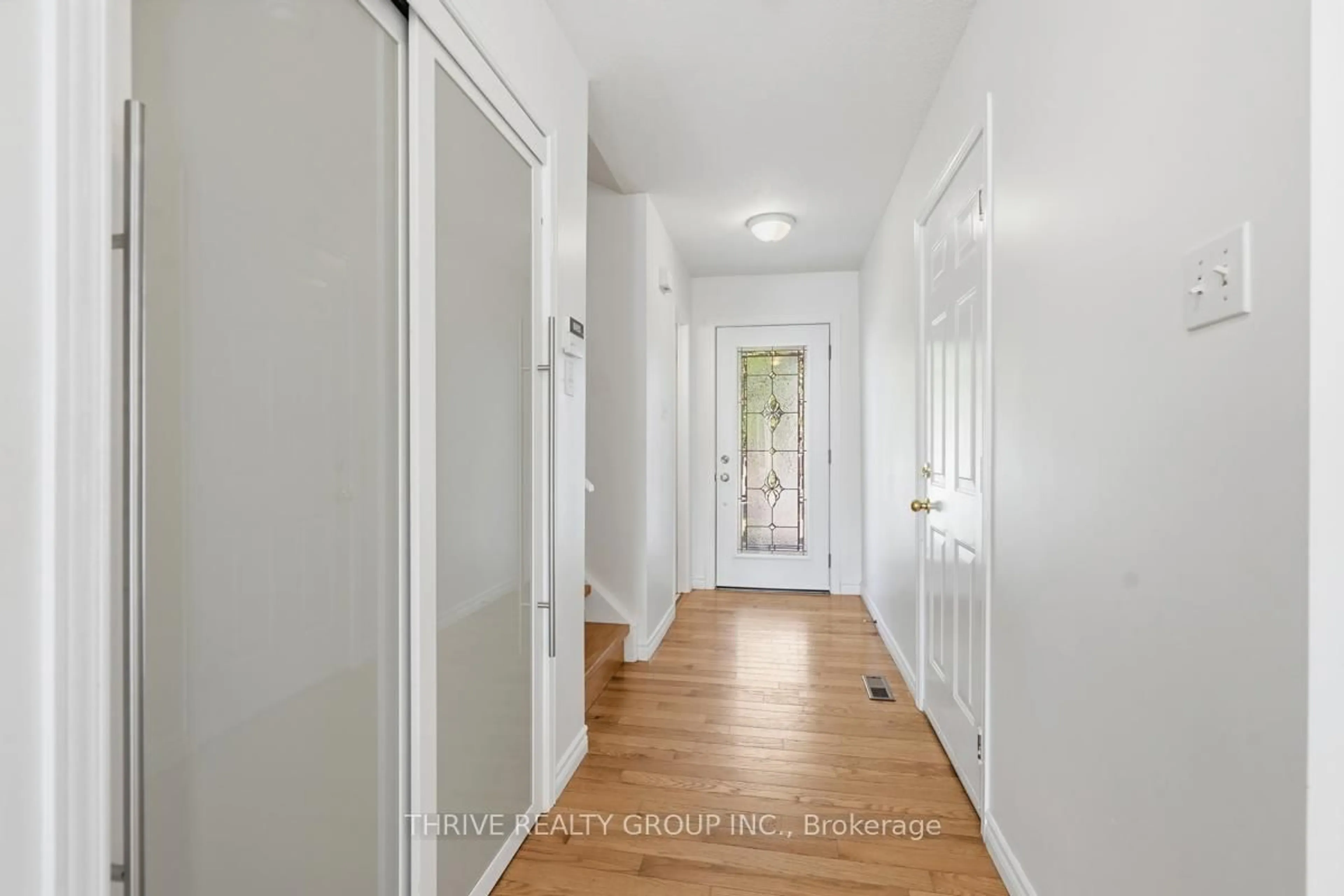 Indoor entryway for 466 Edenridge Dr, London East Ontario N5Y 5V2
